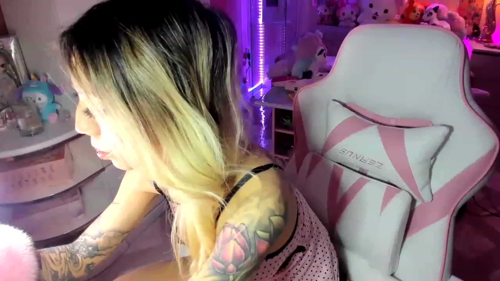Gallery image thumbnail from MizuChan's myfreecams stream on, 02/18/2023, 10:33 image 10 of 20