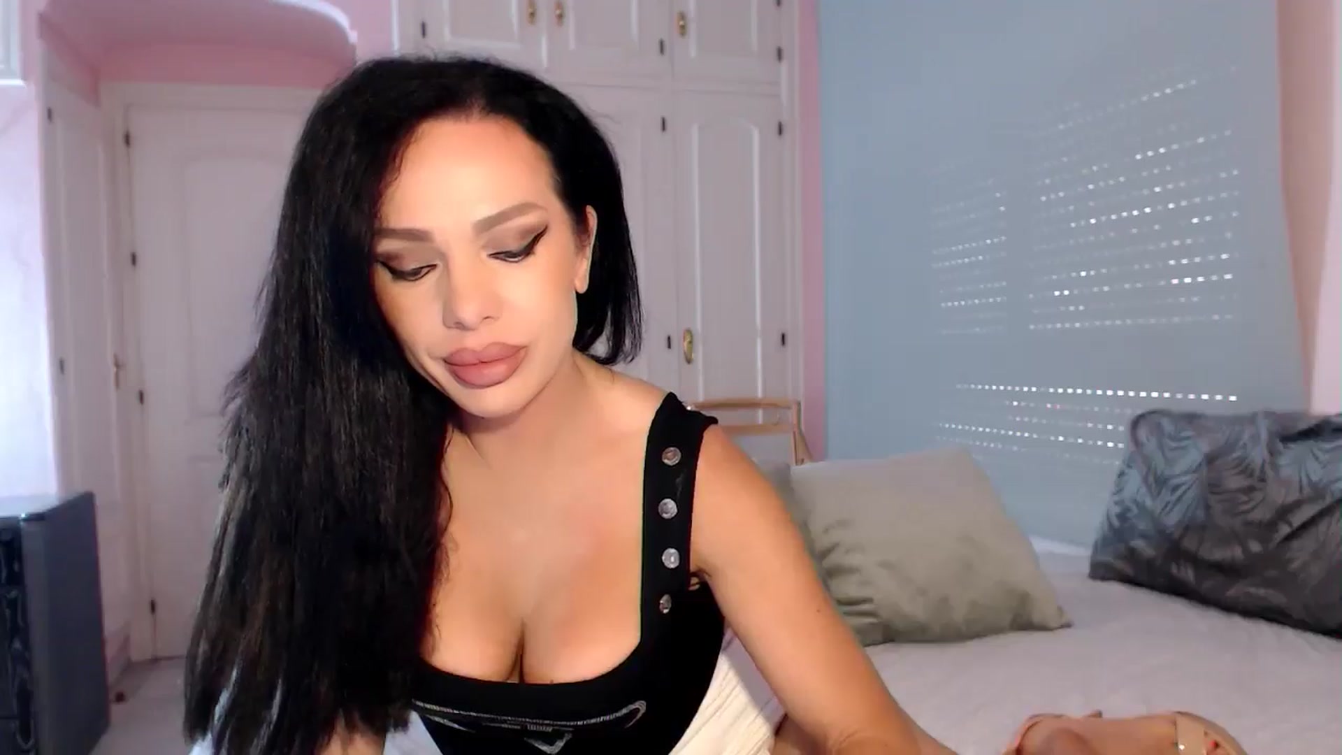 Gallery image thumbnail from Mmmgirl's myfreecams stream on, 05/08/2025, 18:10 image 7 of 20