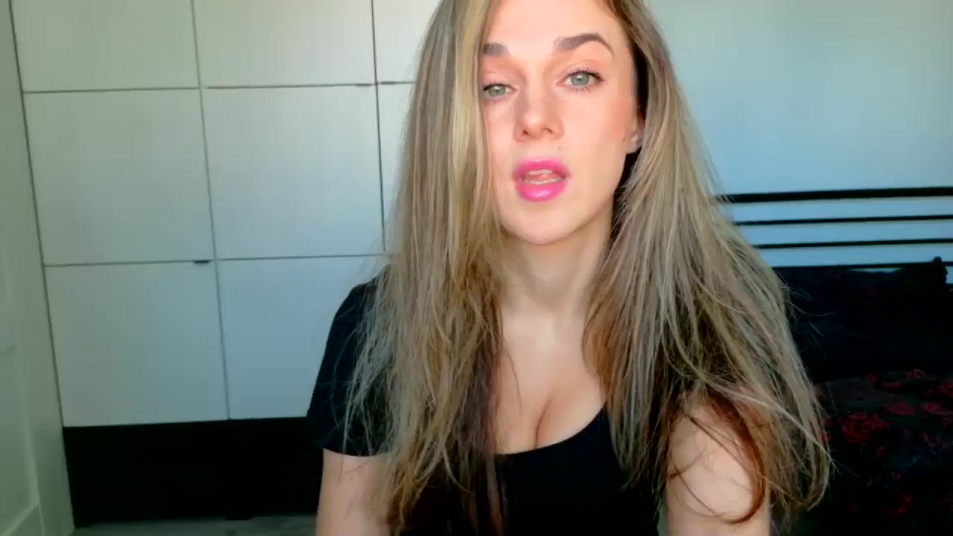 Gallery image thumbnail from Mmminnie's myfreecams stream on, 04/01/2026, 14:29 image 14 of 20