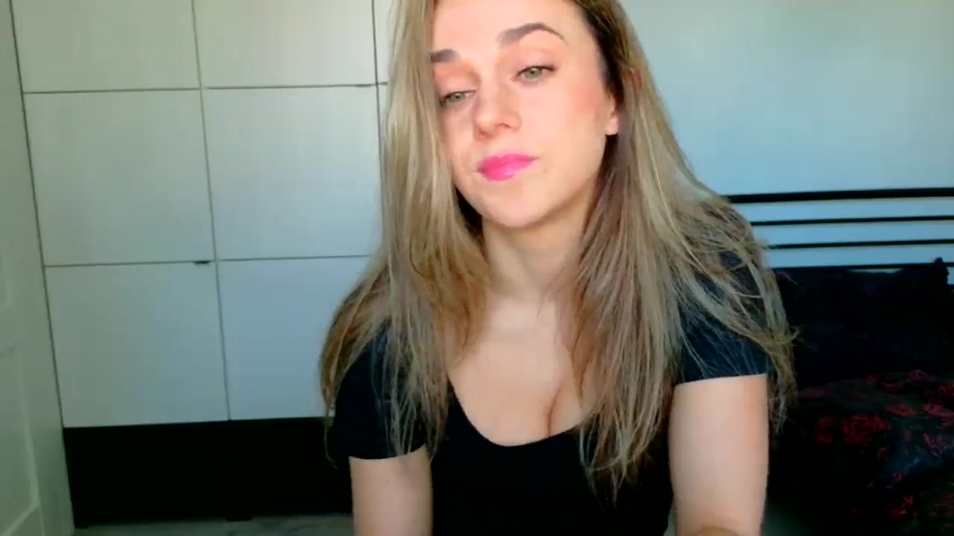 Gallery image thumbnail from Mmminnie's myfreecams stream on, 04/01/2026, 14:29 image 9 of 20