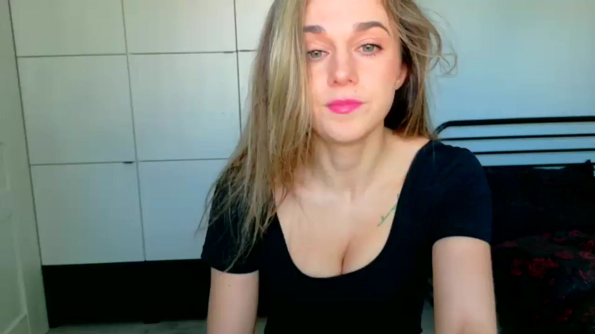 Gallery image thumbnail from Mmminnie's myfreecams stream on, 04/01/2026, 14:29 image 4 of 20
