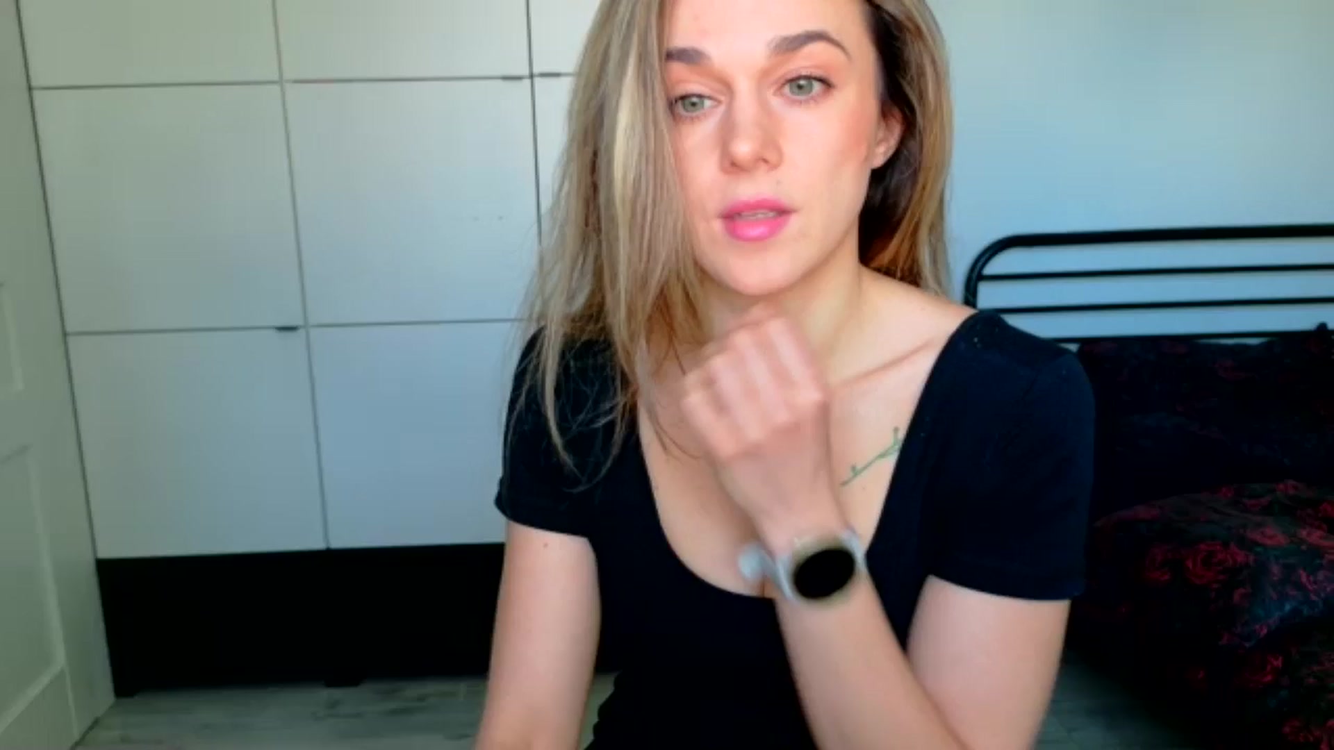 Gallery image thumbnail from Mmminnie's myfreecams stream on, 04/01/2026, 15:27 image 1 of 20