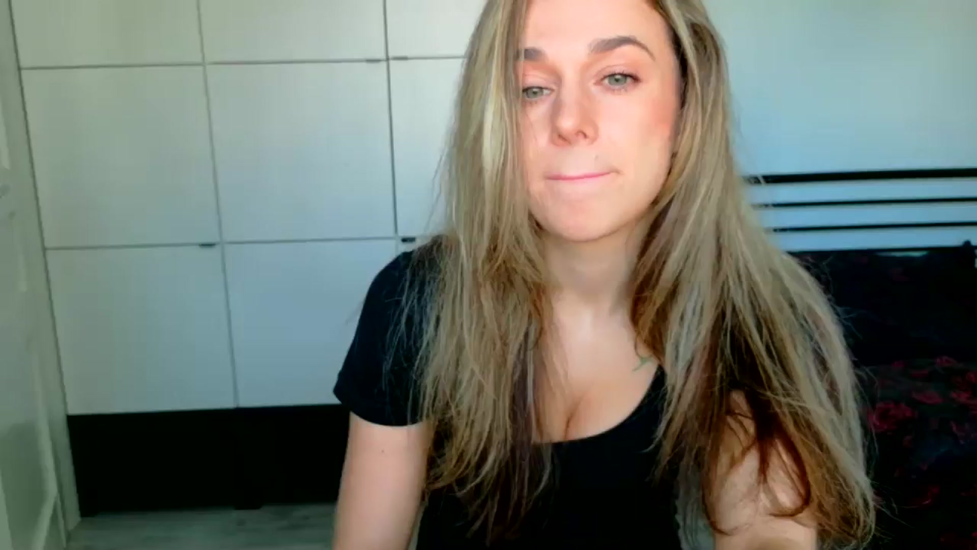 Gallery image thumbnail from Mmminnie's myfreecams stream on, 04/01/2026, 15:27 image 12 of 20