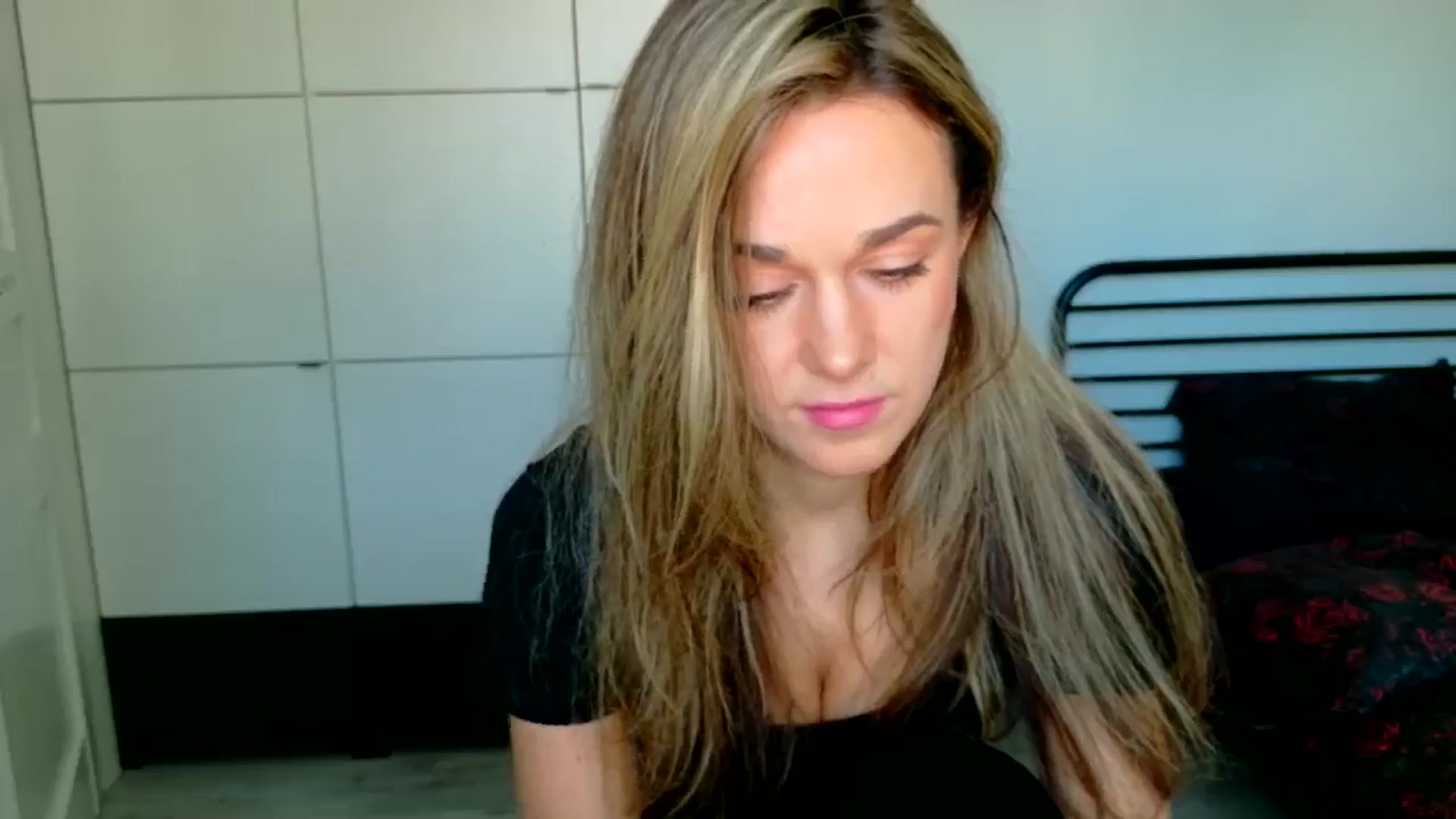 Gallery image thumbnail from Mmminnie's myfreecams stream on, 04/01/2026, 15:27 image 13 of 20