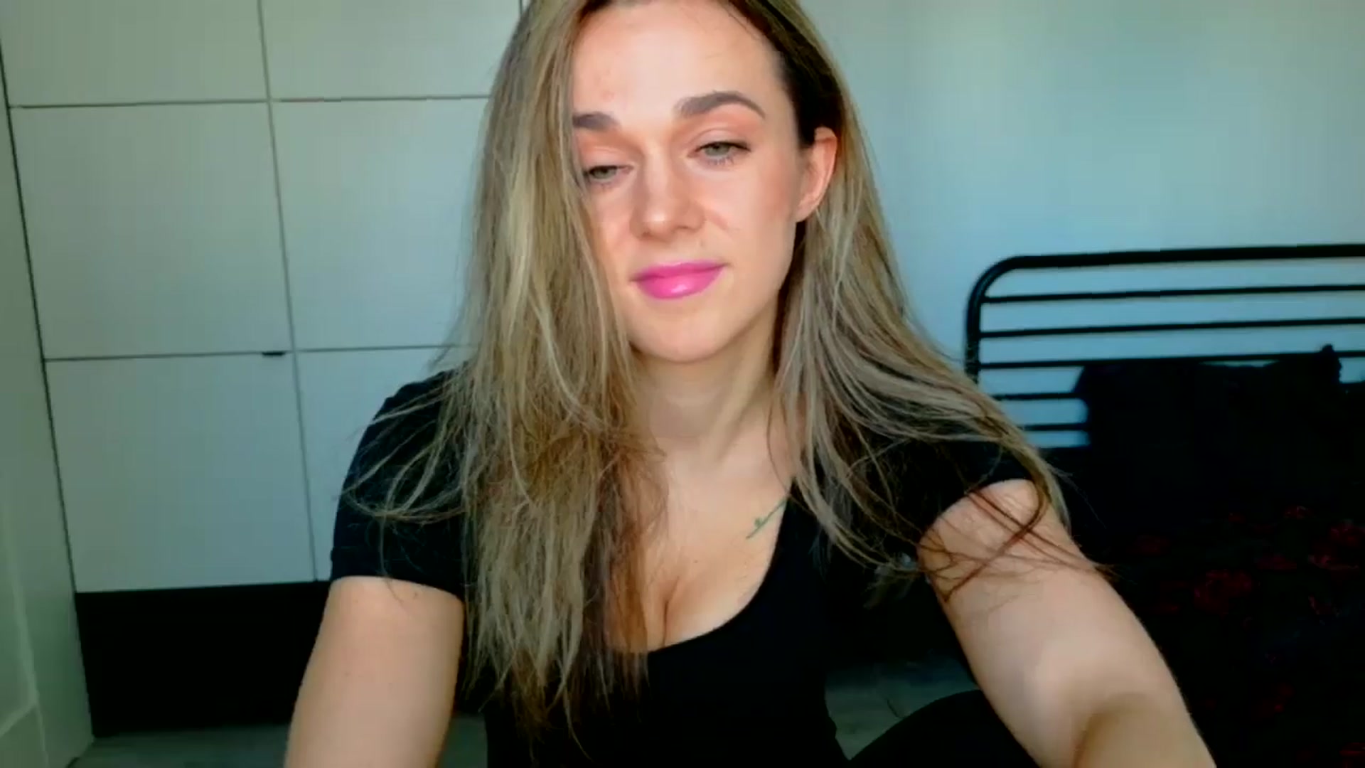Gallery image thumbnail from Mmminnie's myfreecams stream on, 04/01/2026, 16:05 image 11 of 20