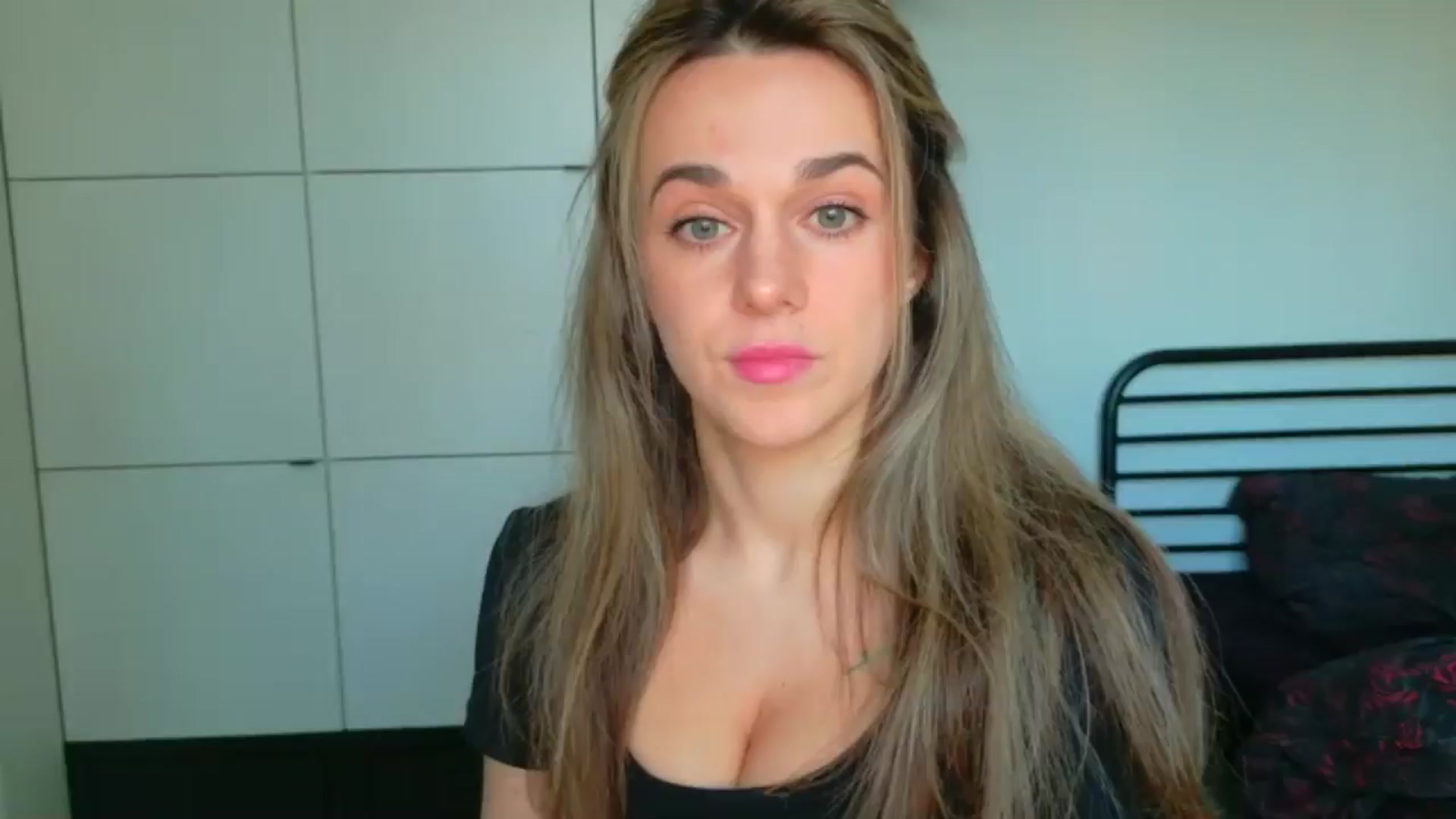 Gallery image thumbnail from Mmminnie's myfreecams stream on, 04/01/2026, 16:43 image 13 of 20