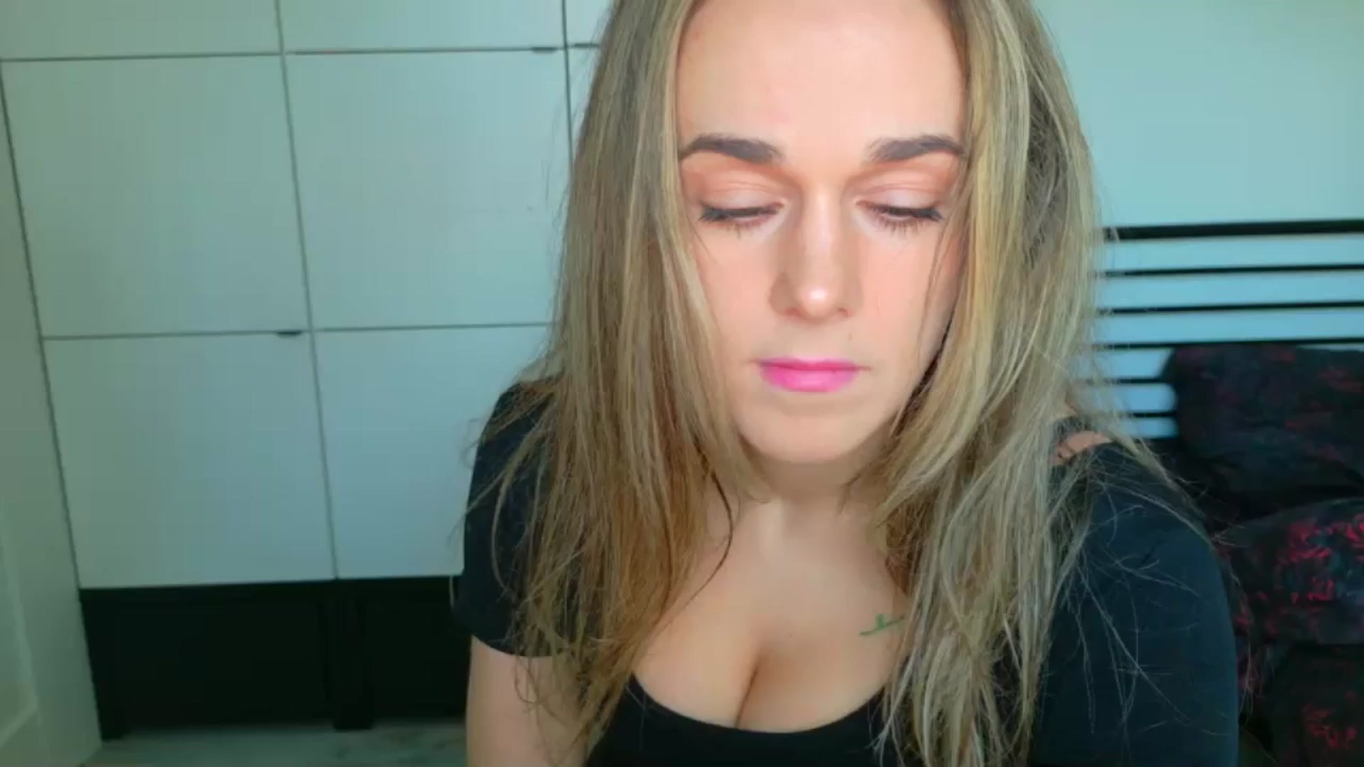 Gallery image thumbnail from Mmminnie's myfreecams stream on, 04/01/2026, 16:43 image 1 of 20