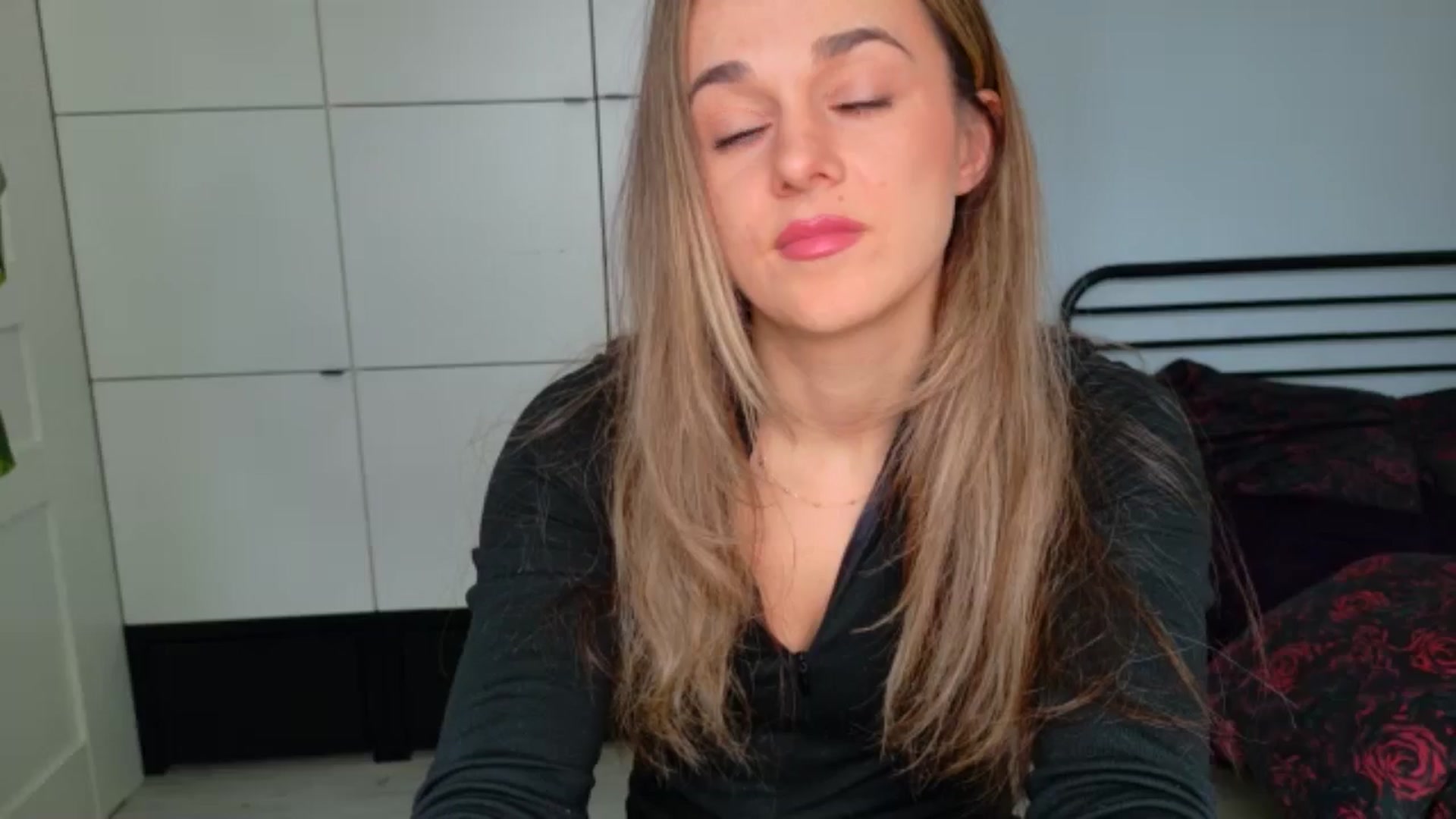 Gallery image thumbnail from Mmminnie's myfreecams stream on, 04/07/2026, 14:11 image 7 of 20