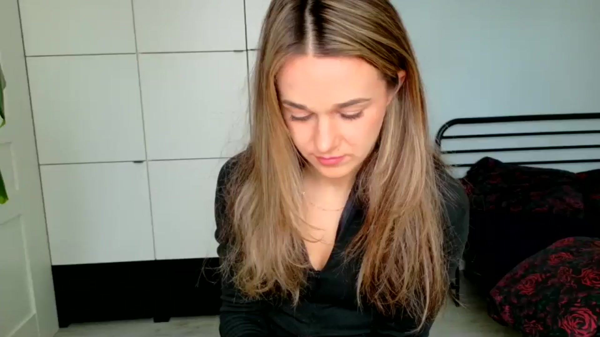 Gallery image thumbnail from Mmminnie's myfreecams stream on, 04/07/2026, 14:11 image 15 of 20
