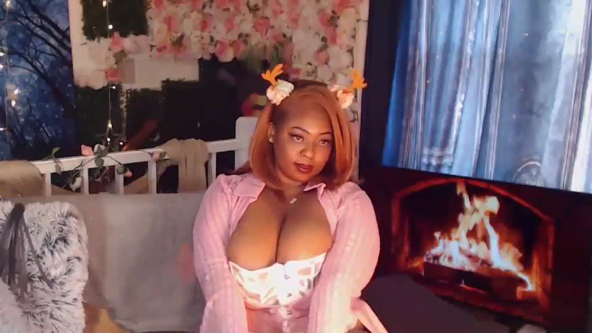 Gallery image thumbnail from MochaMona's myfreecams stream on, 05/08/2025, 16:18 image 8 of 20