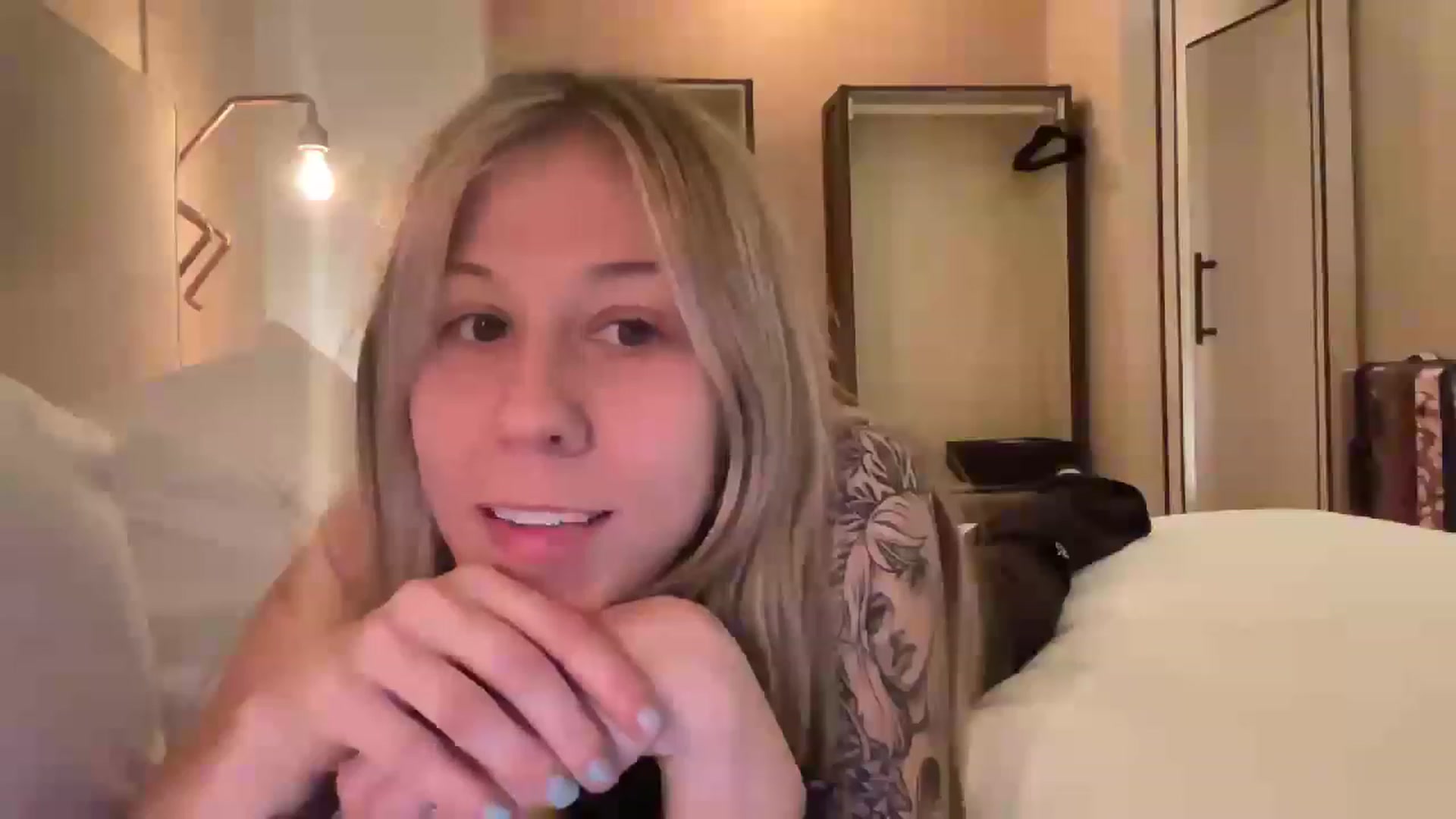 Gallery image thumbnail from Mochi's myfreecams stream on, 12/29/2022, 24:07 image 11 of 20
