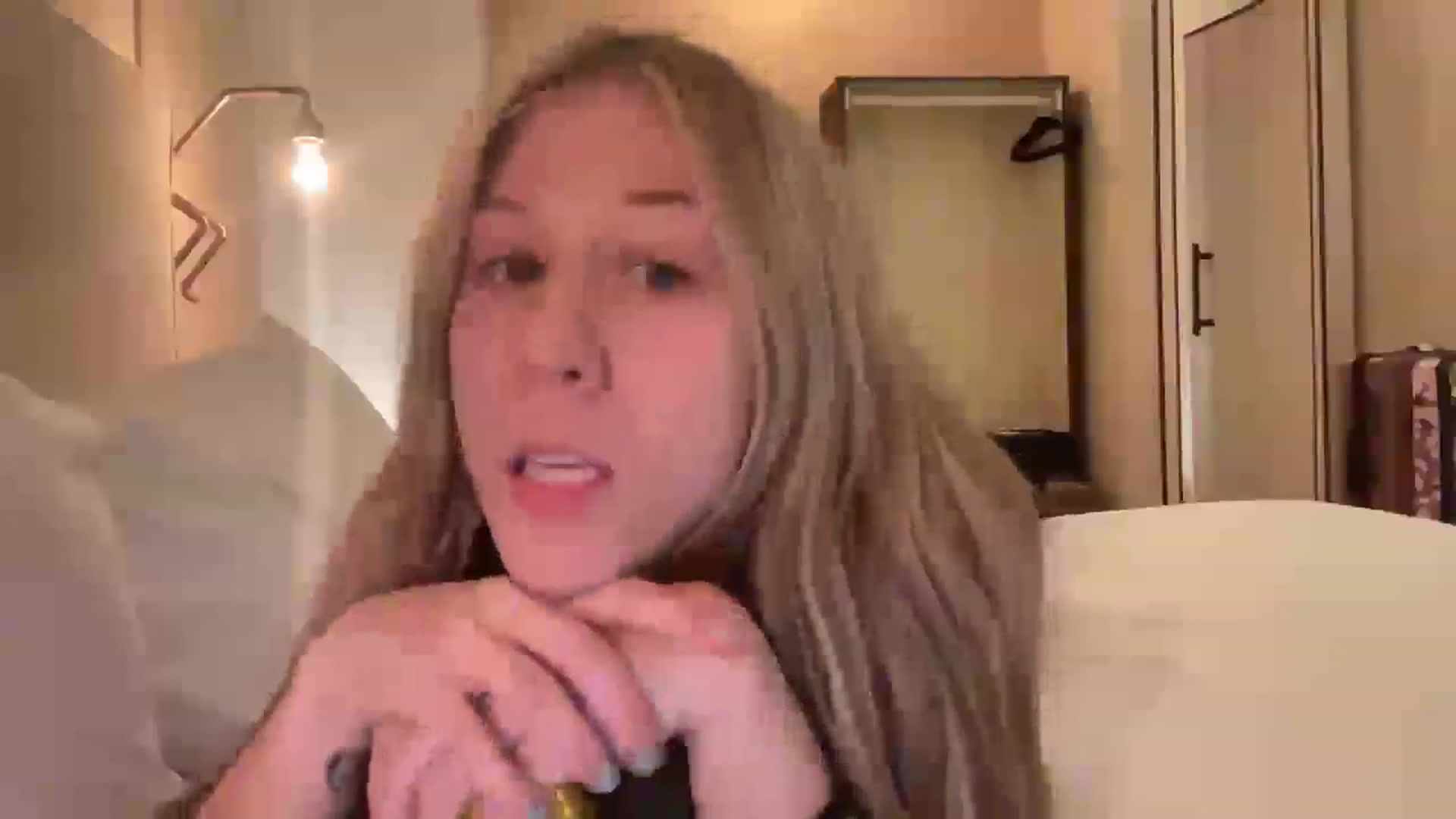 Gallery image thumbnail from Mochi's myfreecams stream on, 12/29/2022, 24:07 image 17 of 20