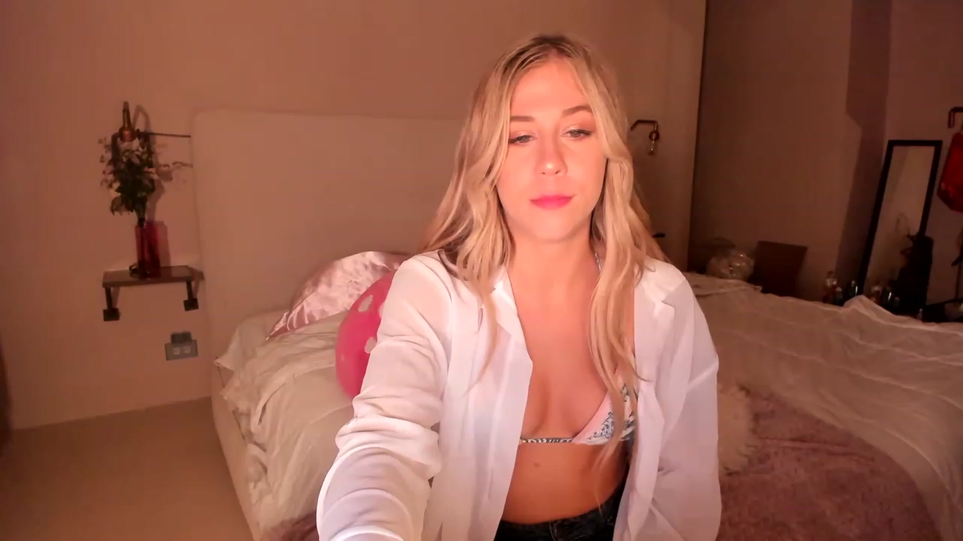 Gallery image thumbnail from Mochi's myfreecams stream on, 04/26/2023, 03:19 image 2 of 20