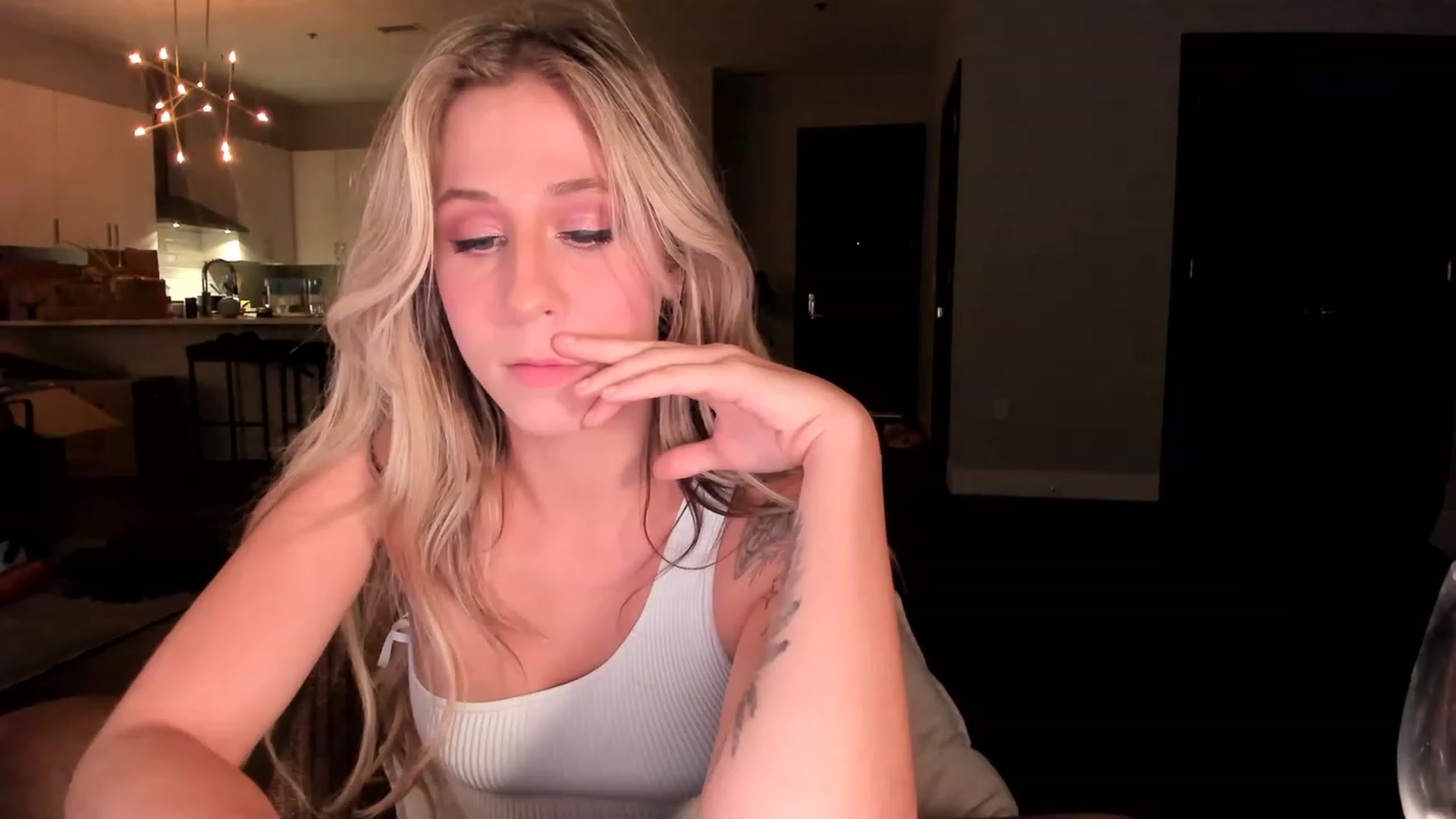 Gallery image thumbnail from Mochi's myfreecams stream on, 05/18/2023, 08:33 image 7 of 20