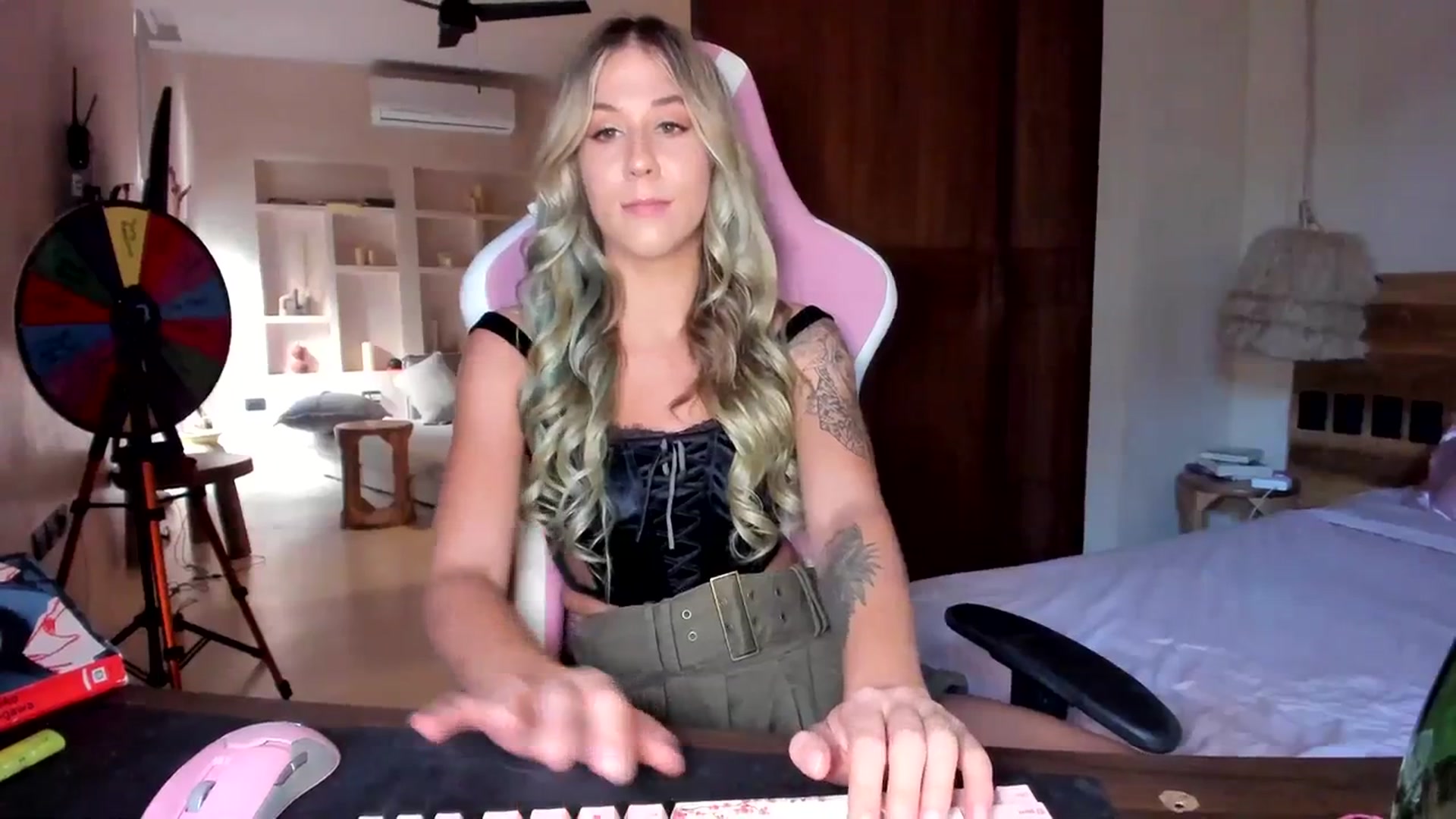 Gallery image thumbnail from Mochi's myfreecams stream on, 09/18/2023, 23:17 image 14 of 20