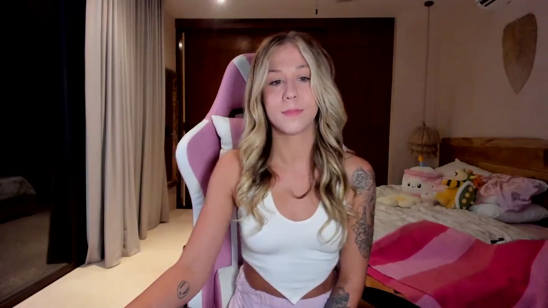 Gallery image thumbnail from Mochi's myfreecams stream on, 11/29/2023, 02:15 image 10 of 20