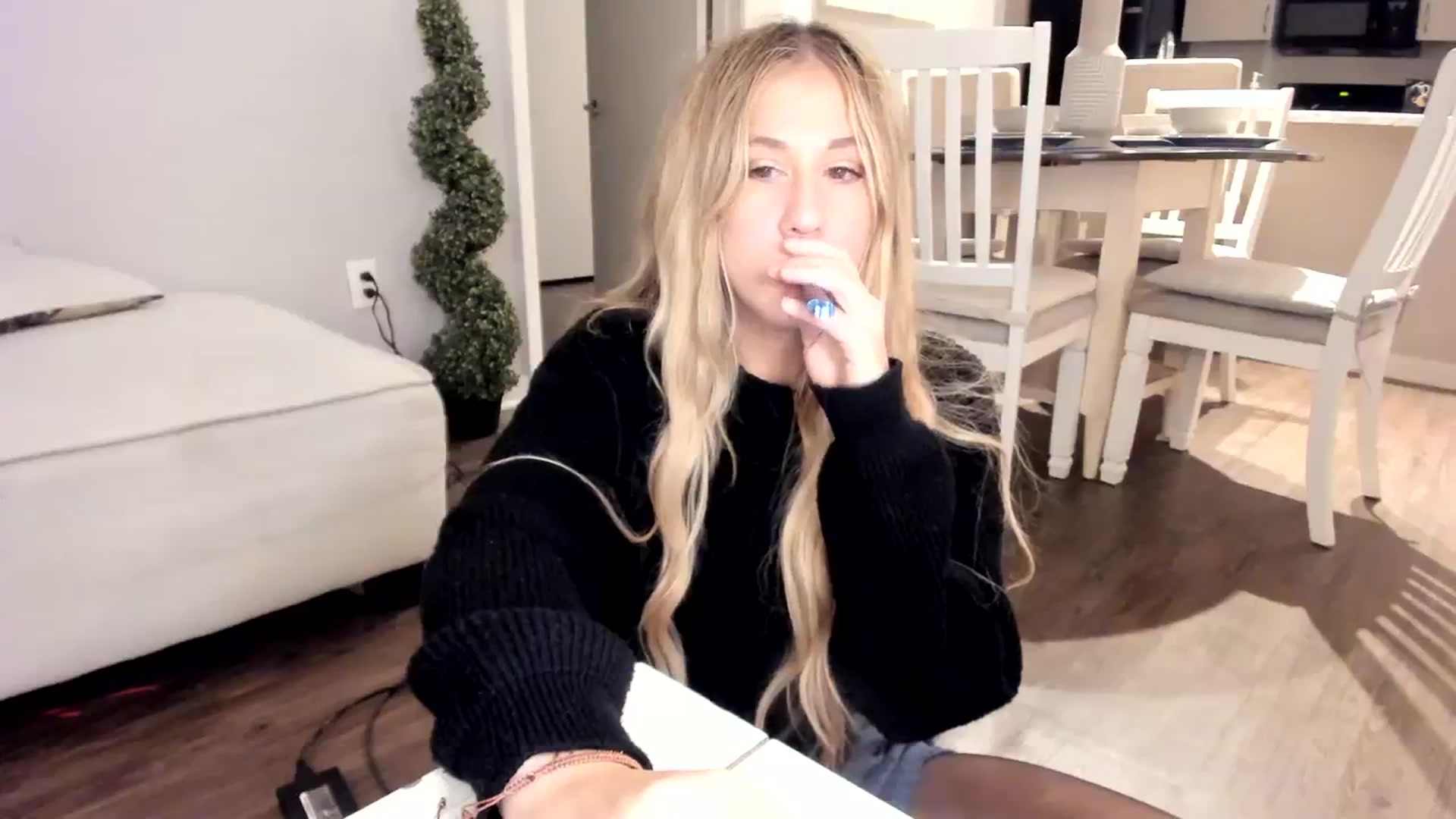 Gallery image thumbnail from Mochi's myfreecams stream on, 01/19/2024, 05:15 image 19 of 20