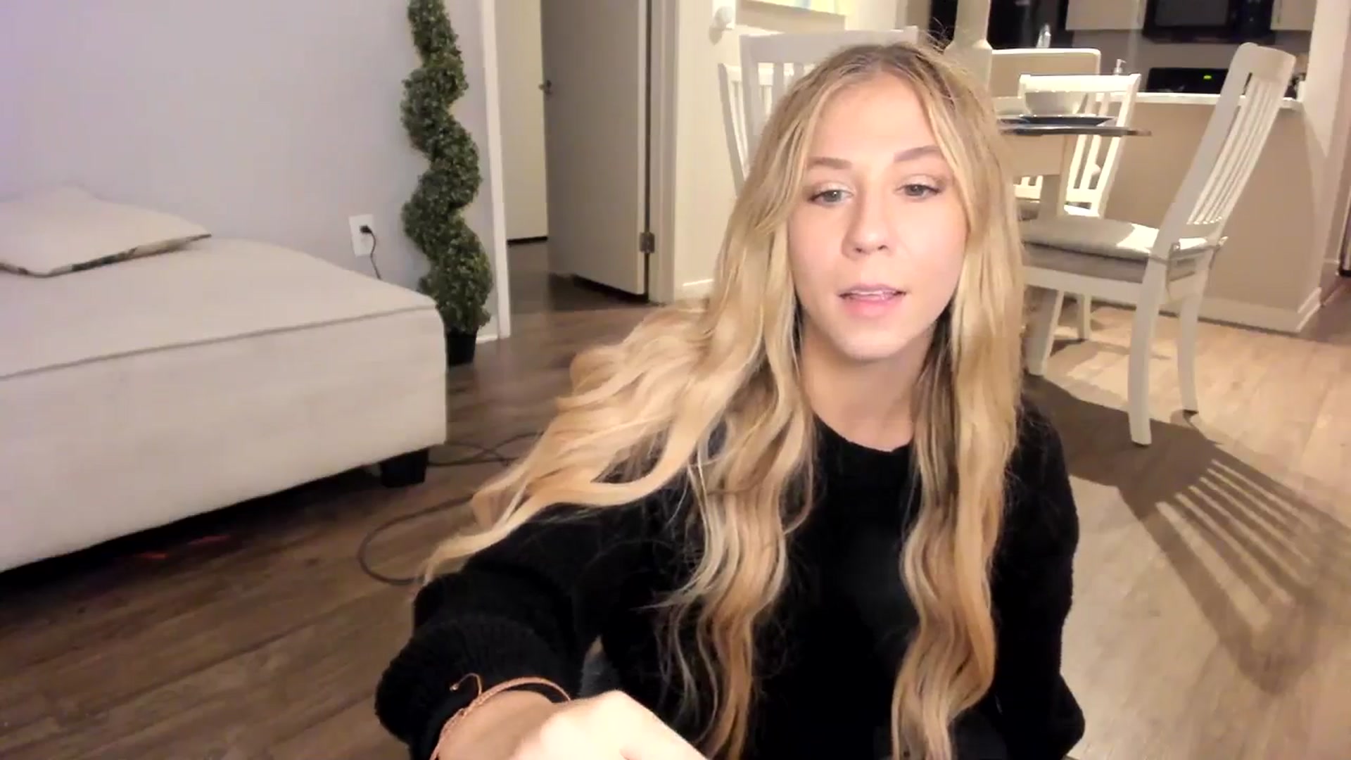 Gallery image thumbnail from Mochi's myfreecams stream on, 01/19/2024, 05:15 image 2 of 20