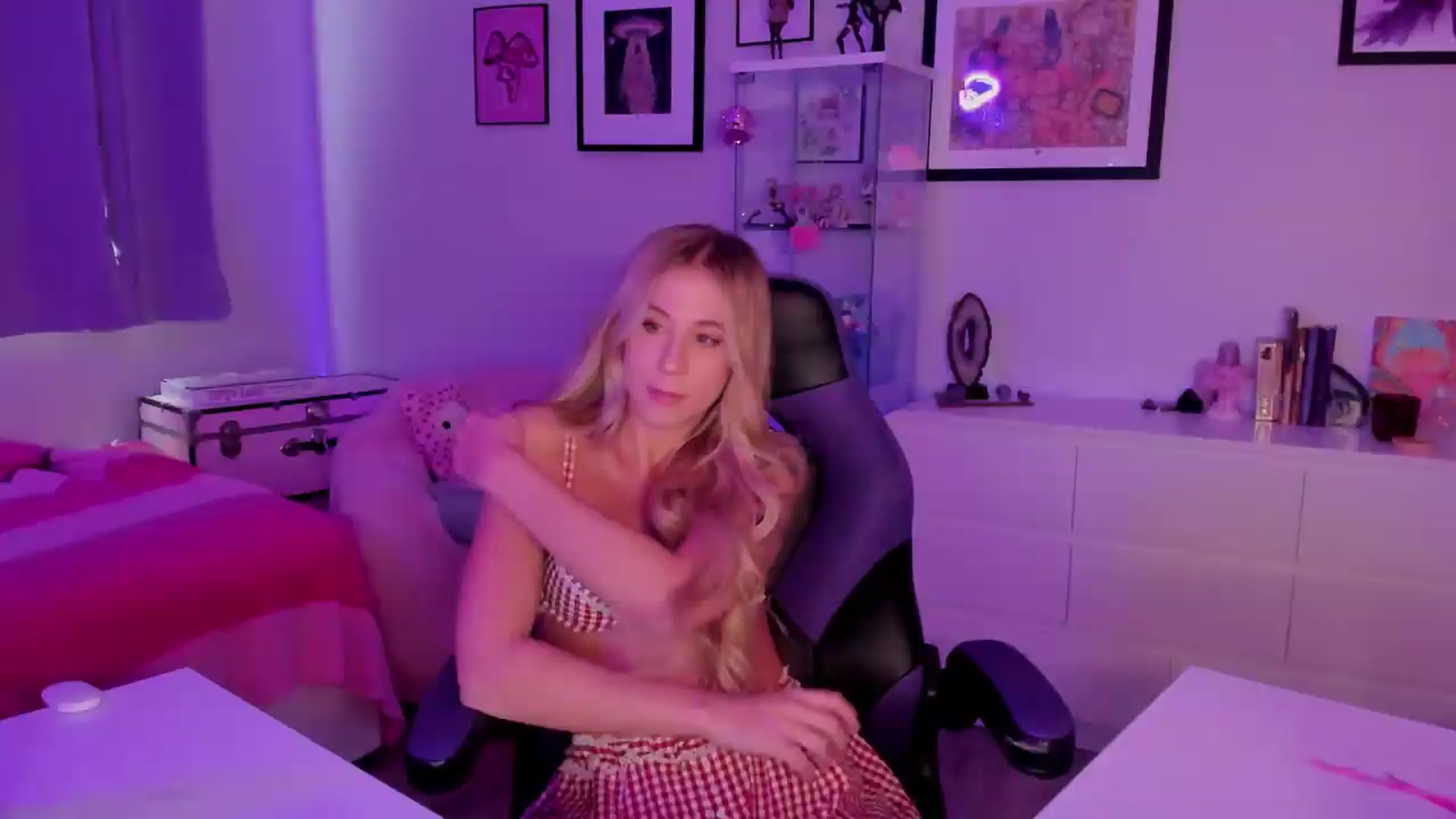 Gallery image thumbnail from Mochi's myfreecams stream on, 05/27/2026, 23:30 image 15 of 20