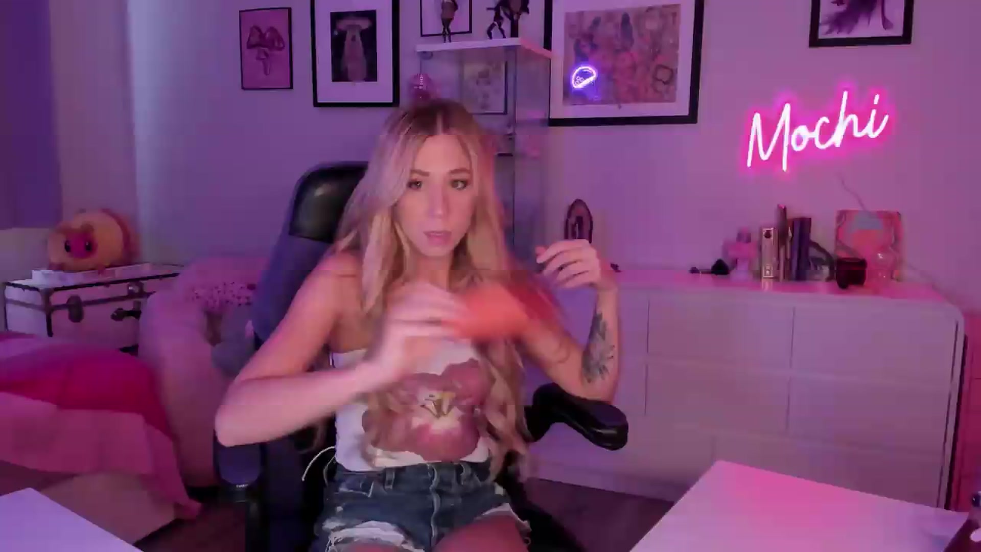 Gallery image thumbnail from Mochi's myfreecams stream on, 05/29/2026, 22:05 image 9 of 20