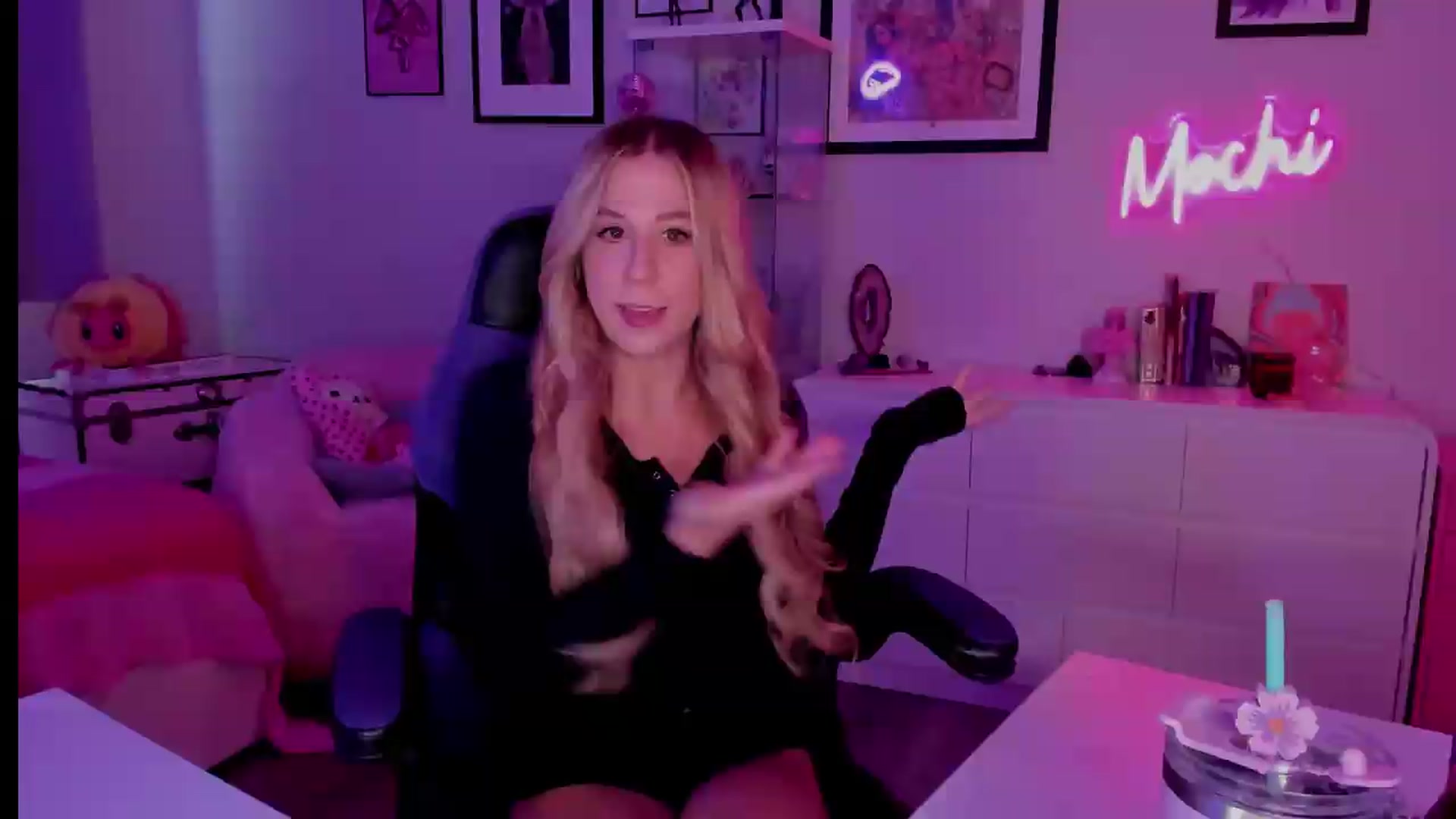 Gallery image thumbnail from Mochi's myfreecams stream on, 06/01/2026, 24:01 image 17 of 20