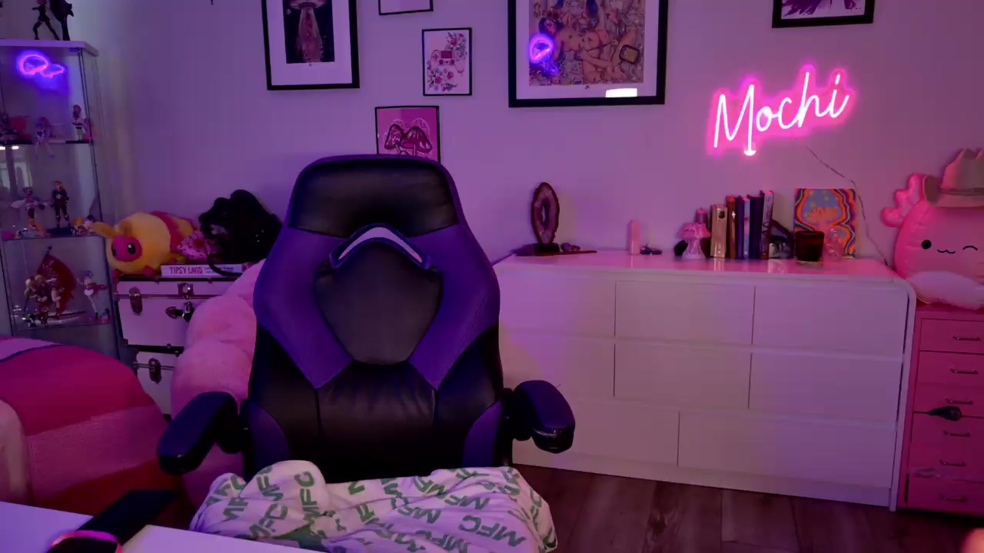 Gallery image thumbnail from Mochi's myfreecams stream on, 08/05/2026, 22:09 image 10 of 20