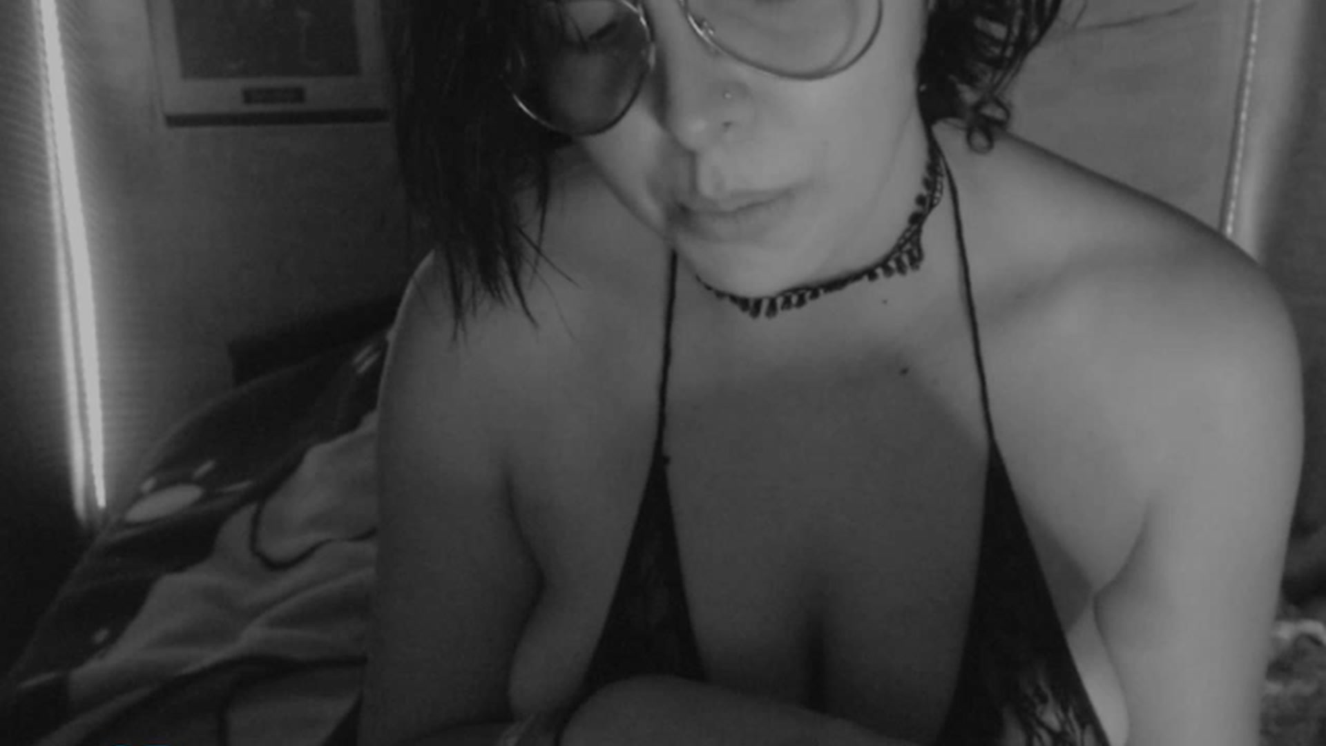 Gallery image thumbnail from Mofdragons's myfreecams stream on, 01/18/2024, 06:23 image 7 of 20