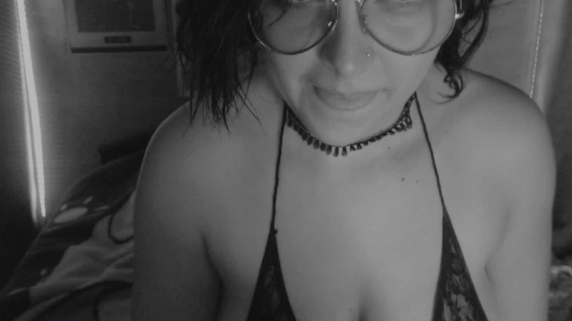 Gallery image thumbnail from Mofdragons's myfreecams stream on, 01/18/2024, 06:23 image 18 of 20