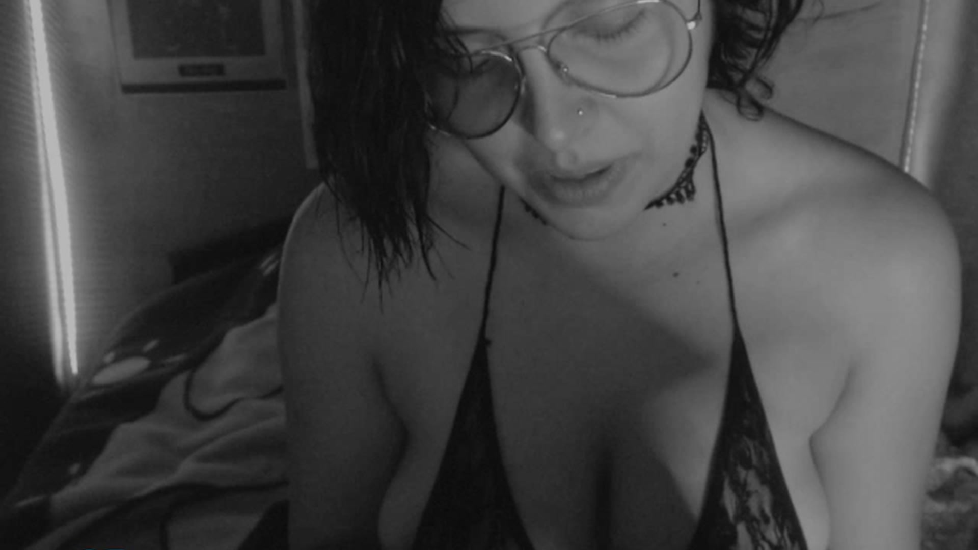 Gallery image thumbnail from Mofdragons's myfreecams stream on, 01/18/2024, 06:23 image 10 of 20