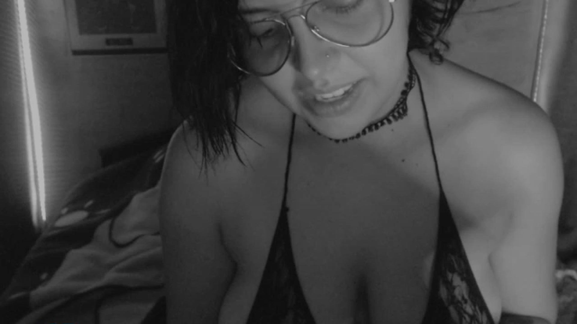 Gallery image thumbnail from Mofdragons's myfreecams stream on, 01/18/2024, 06:23 image 6 of 20