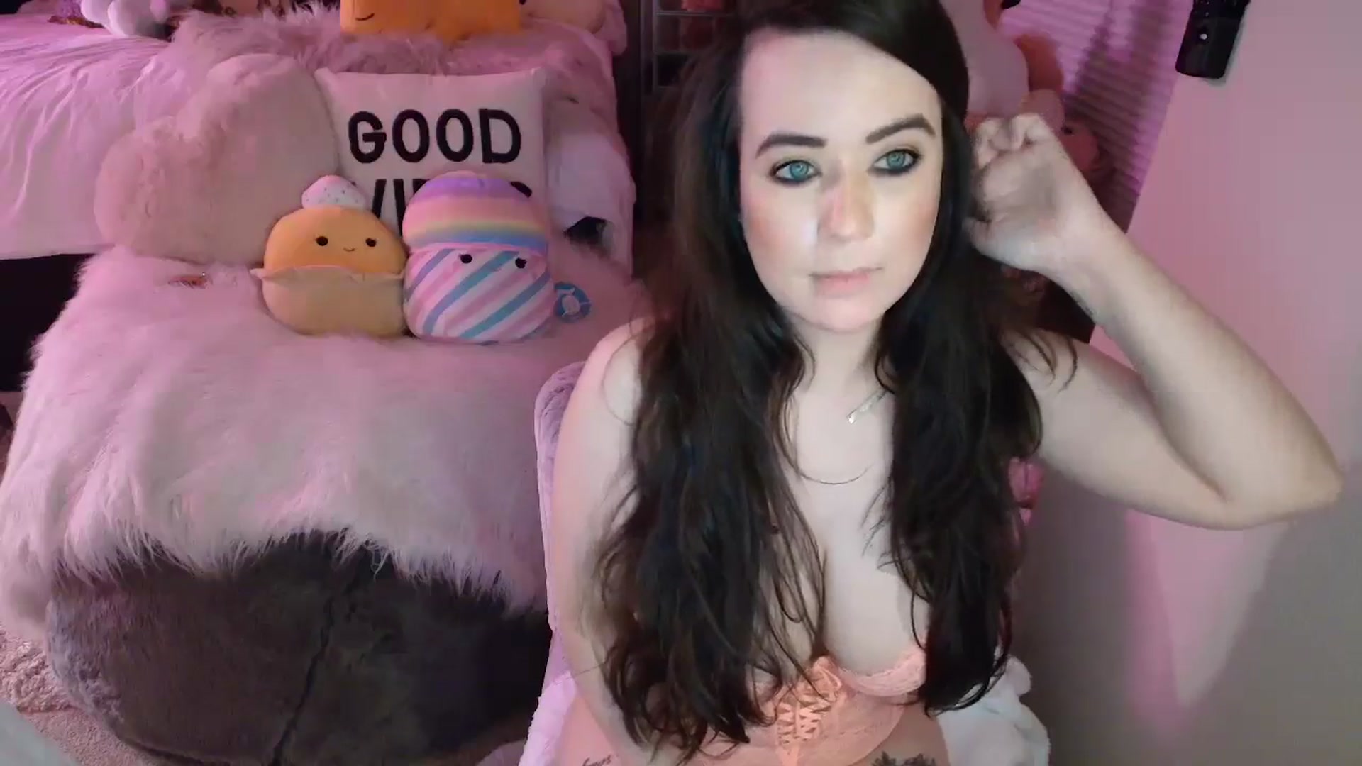 Gallery image thumbnail from MollyConnoly1's myfreecams stream on, 05/09/2024, 09:04 image 8 of 20