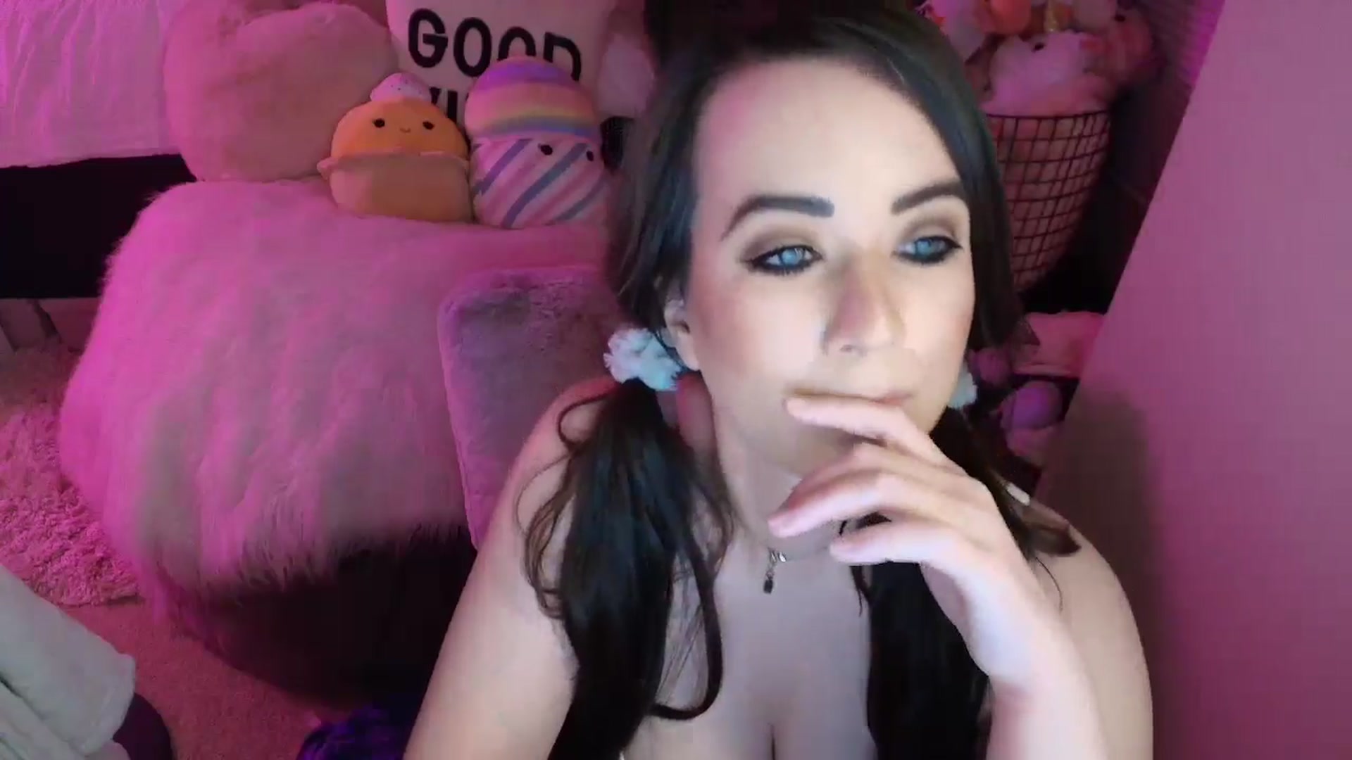 Gallery image thumbnail from MollyConnoly1's myfreecams stream on, 05/18/2024, 08:09 image 18 of 20