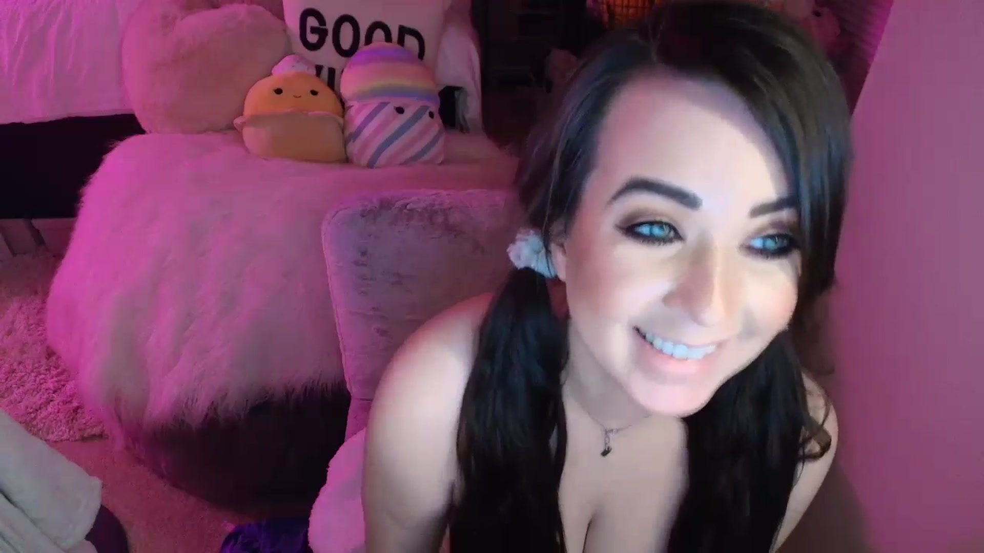 Gallery image thumbnail from MollyConnoly1's myfreecams stream on, 05/18/2024, 11:10 image 16 of 20
