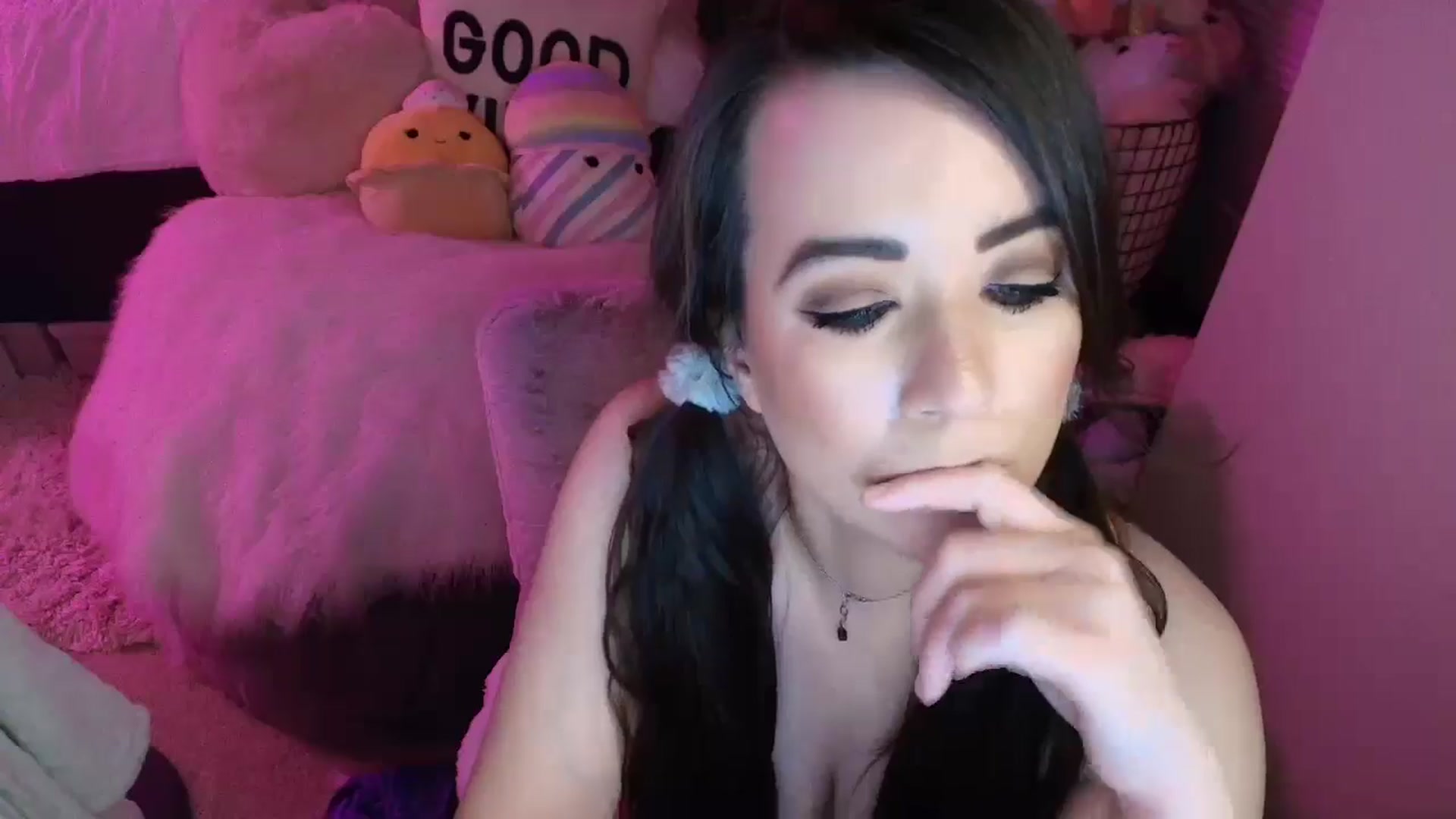 Gallery image thumbnail from MollyConnoly1's myfreecams stream on, 05/18/2024, 11:10 image 6 of 20