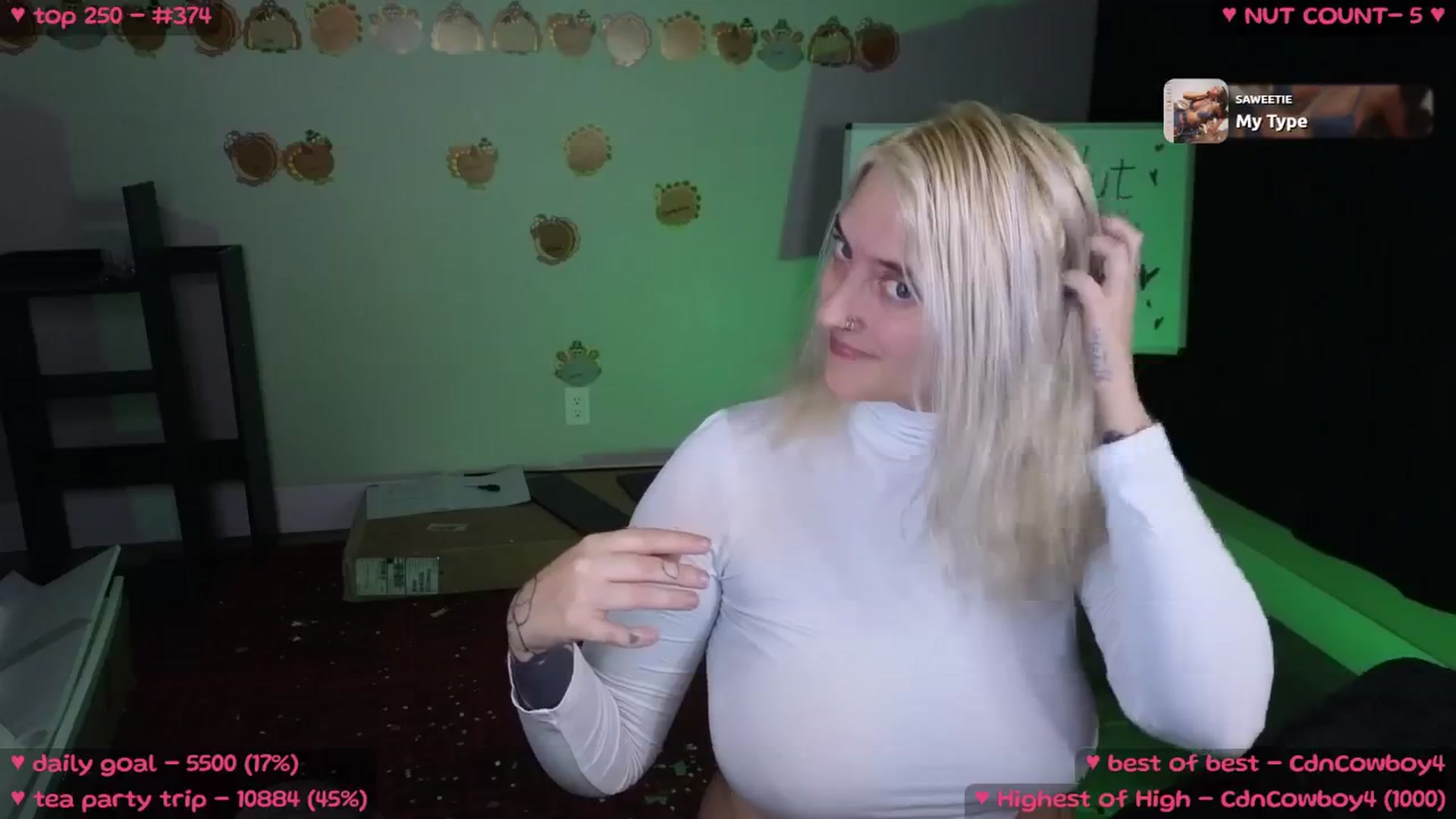 Gallery image thumbnail from MollyMeowz's myfreecams stream on, 11/17/2024, 02:28 image 10 of 20