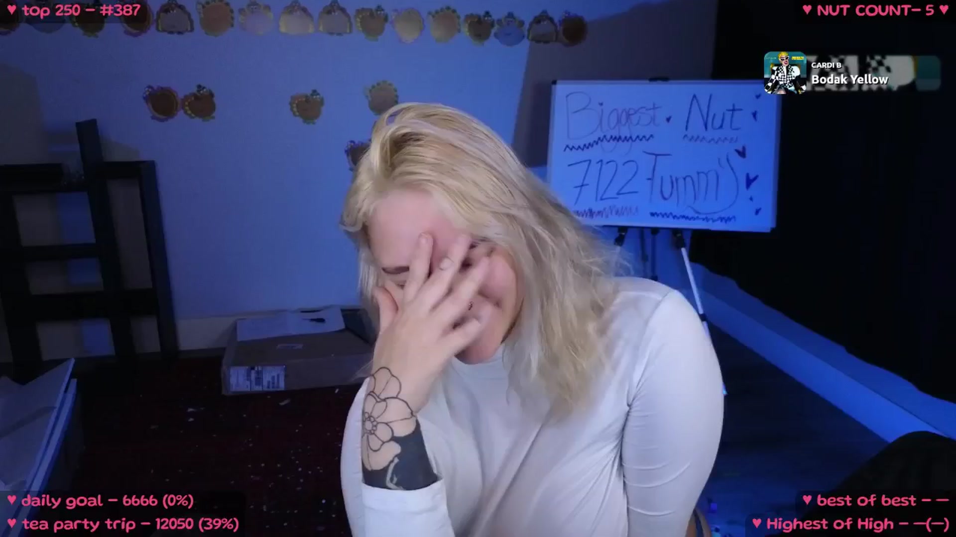 Gallery image thumbnail from MollyMeowz's myfreecams stream on, 11/17/2024, 02:28 image 2 of 20