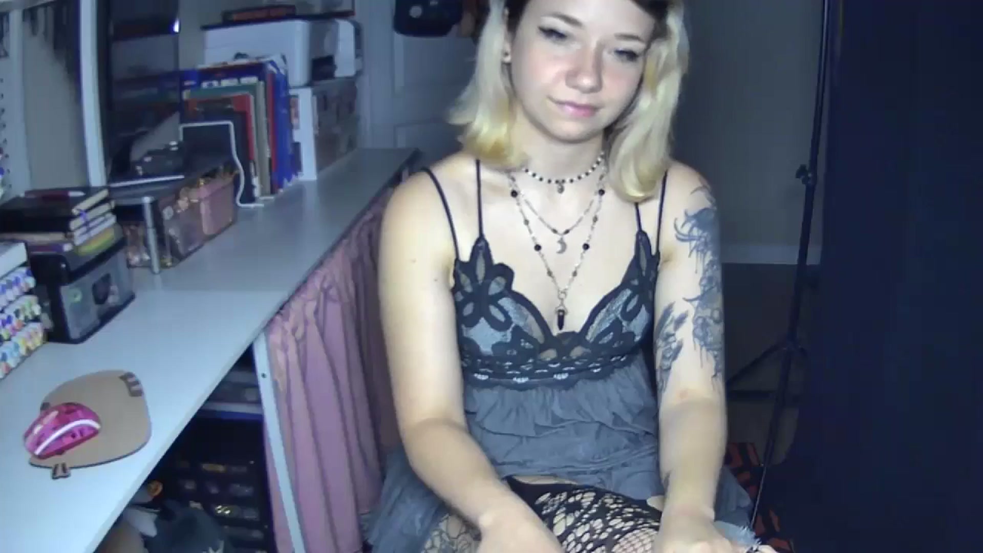 Gallery image thumbnail from MollyOctober's myfreecams stream on, 08/06/2024, 24:14 image 14 of 20
