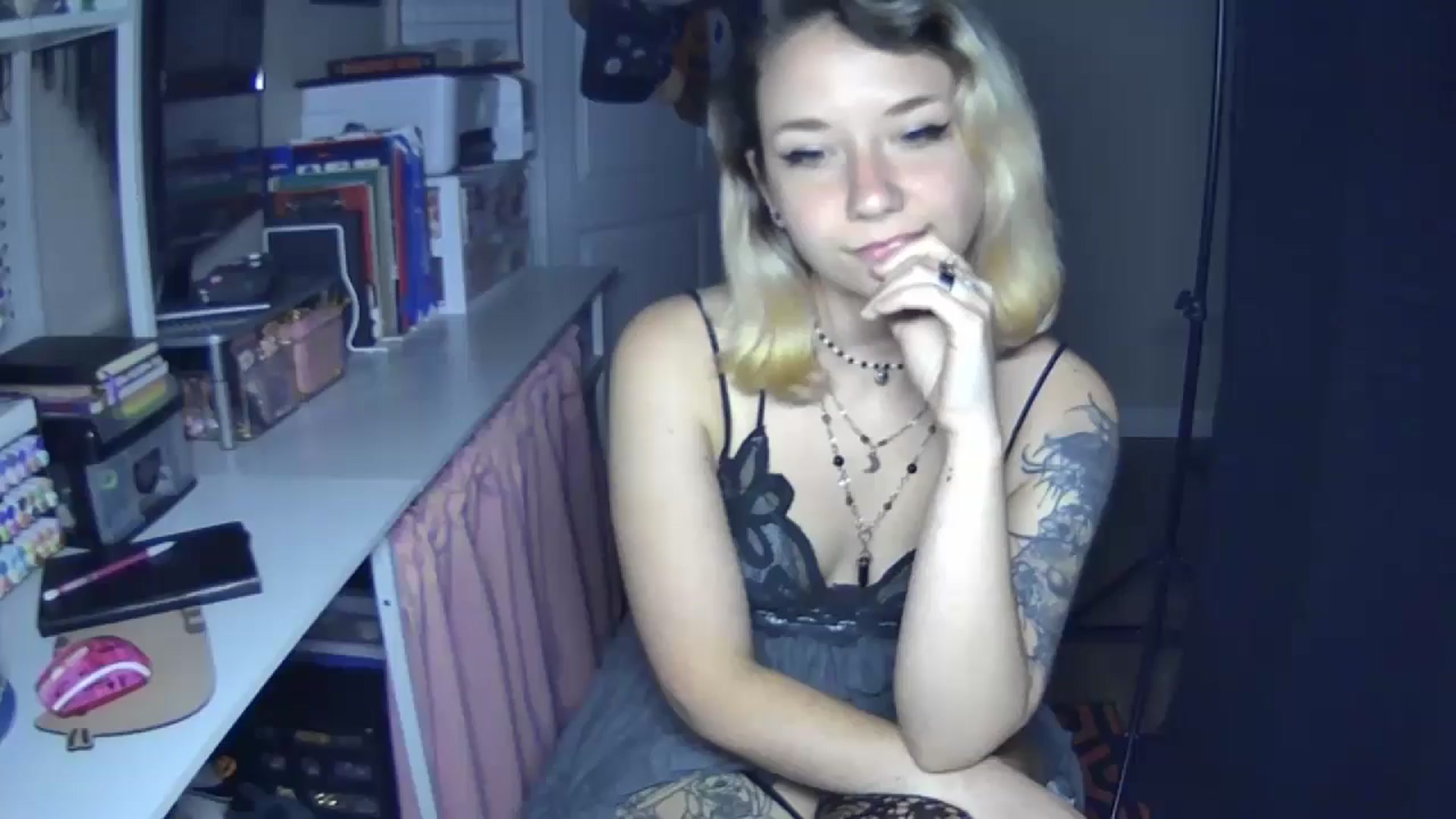 Gallery image thumbnail from MollyOctober's myfreecams stream on, 08/06/2024, 02:09 image 8 of 20
