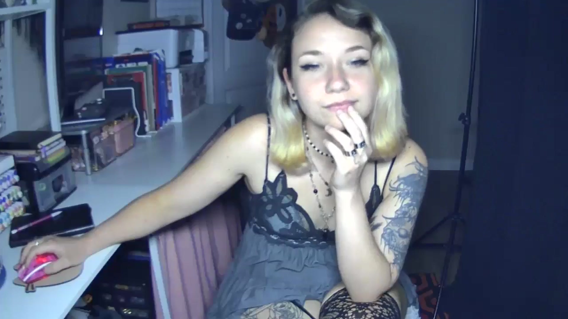 Gallery image thumbnail from MollyOctober's myfreecams stream on, 08/06/2024, 02:09 image 12 of 20