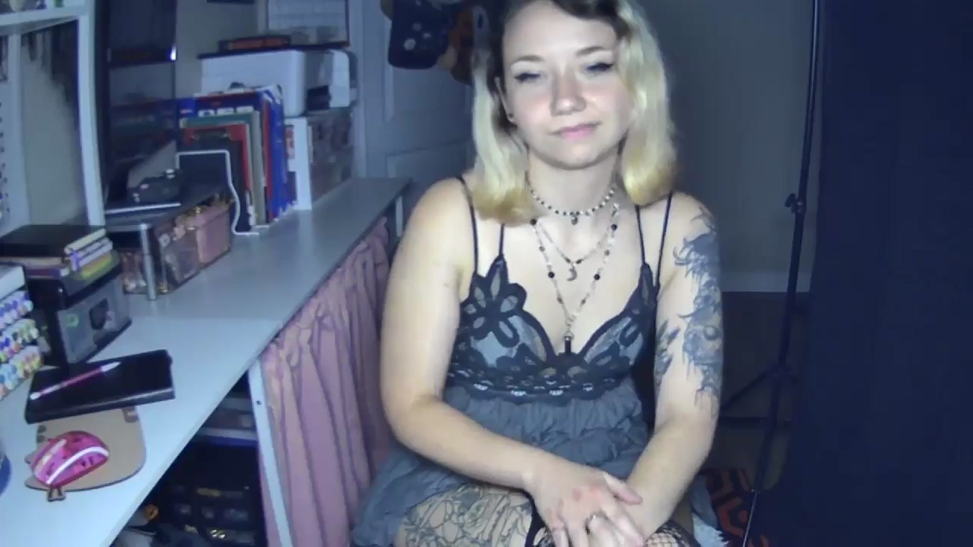 Gallery image thumbnail from MollyOctober's myfreecams stream on, 08/06/2024, 02:09 image 3 of 20