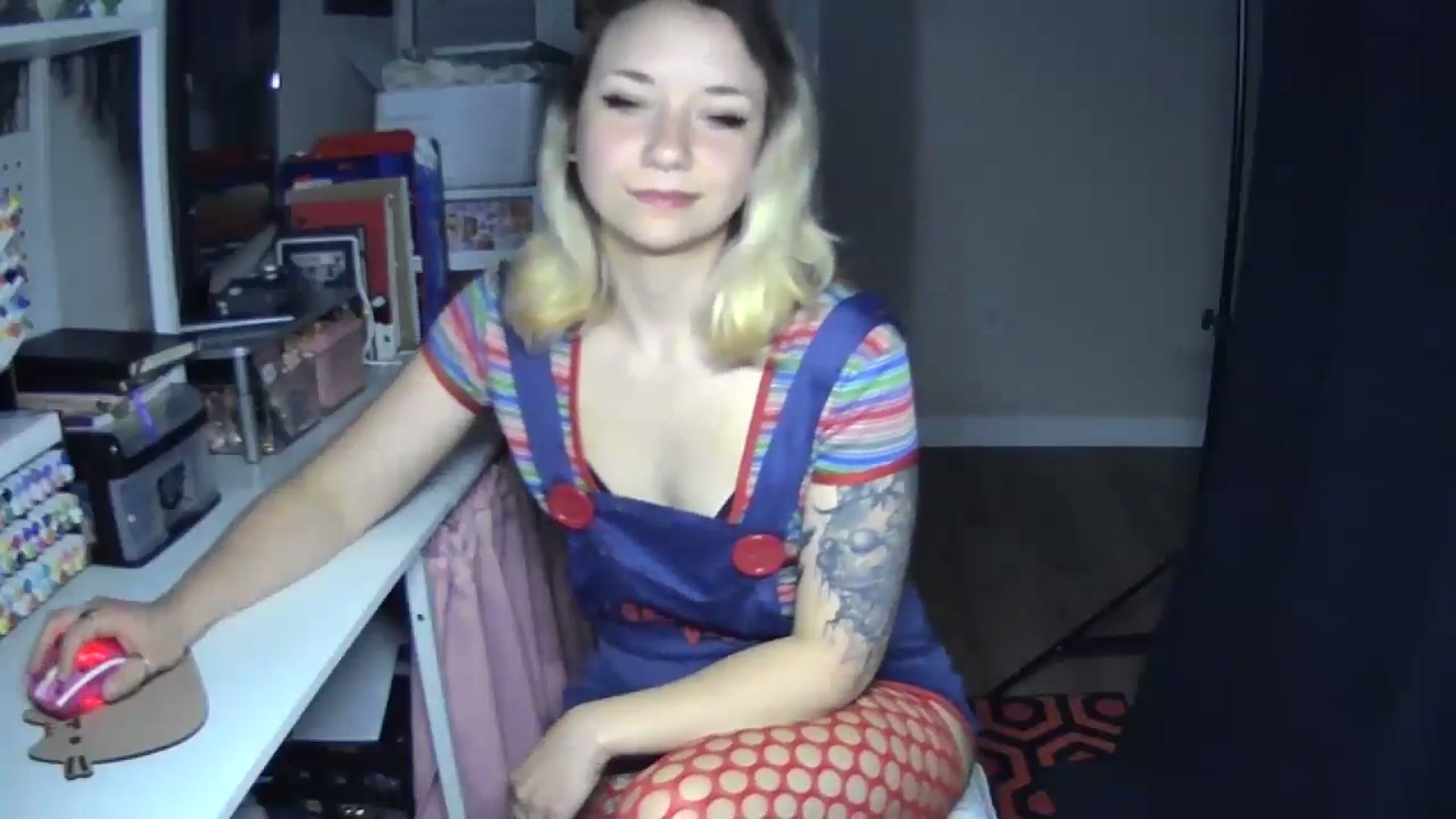 Gallery image thumbnail from MollyOctober's myfreecams stream on, 10/04/2024, 01:03 image 10 of 20