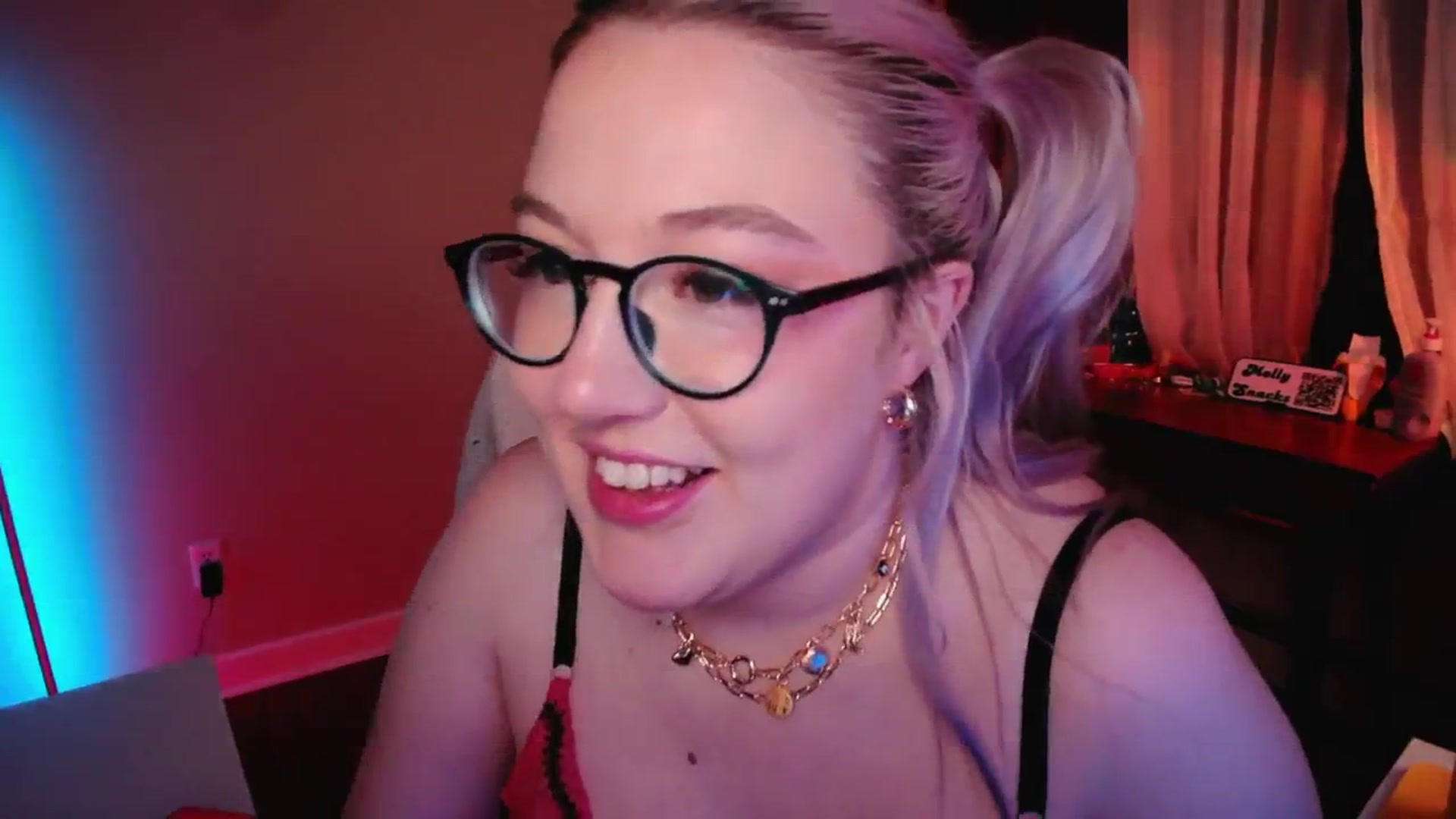 Gallery image thumbnail from MollySnacks's myfreecams stream on, 03/08/2025, 03:36 image 9 of 20