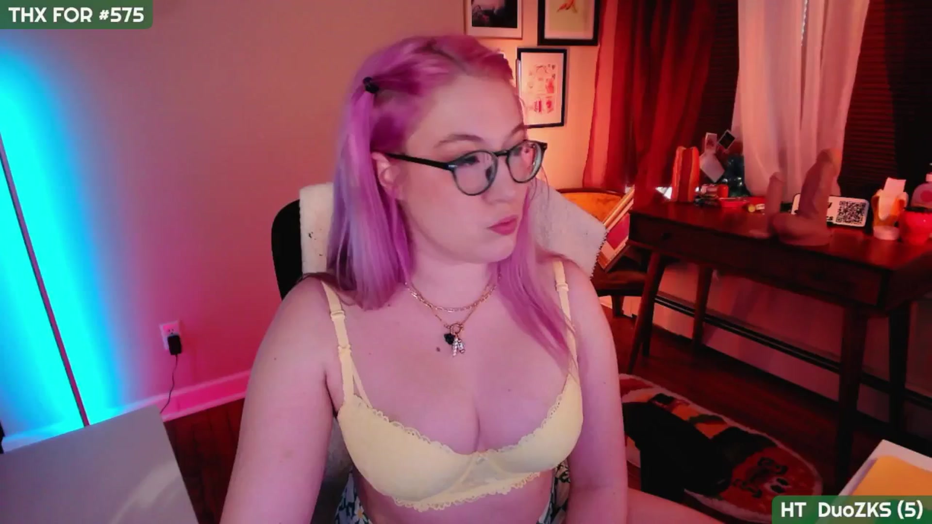 Gallery image thumbnail from MollySnacks's myfreecams stream on, 03/19/2025, 23:05 image 2 of 20