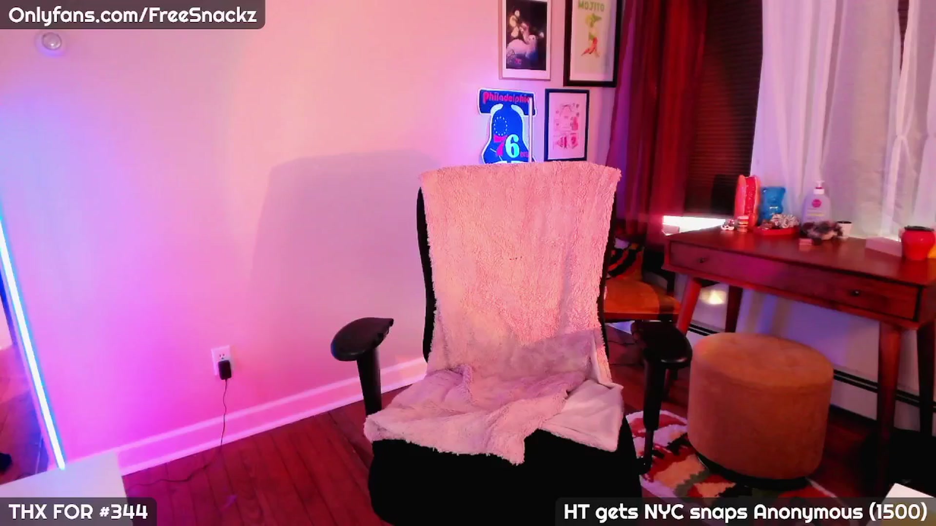 Gallery image thumbnail from MollySnacks's myfreecams stream on, 04/27/2025, 24:35 image 12 of 20