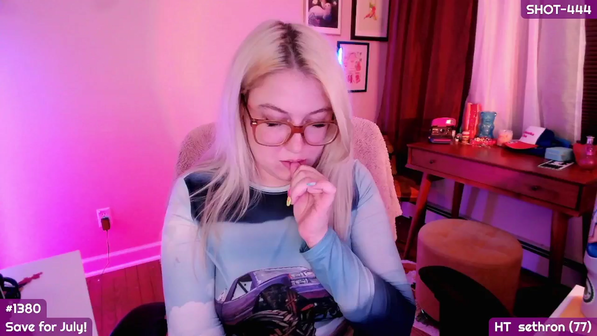 Gallery image thumbnail from MollySnacks's myfreecams stream on, 06/20/2025, 02:54 image 18 of 20
