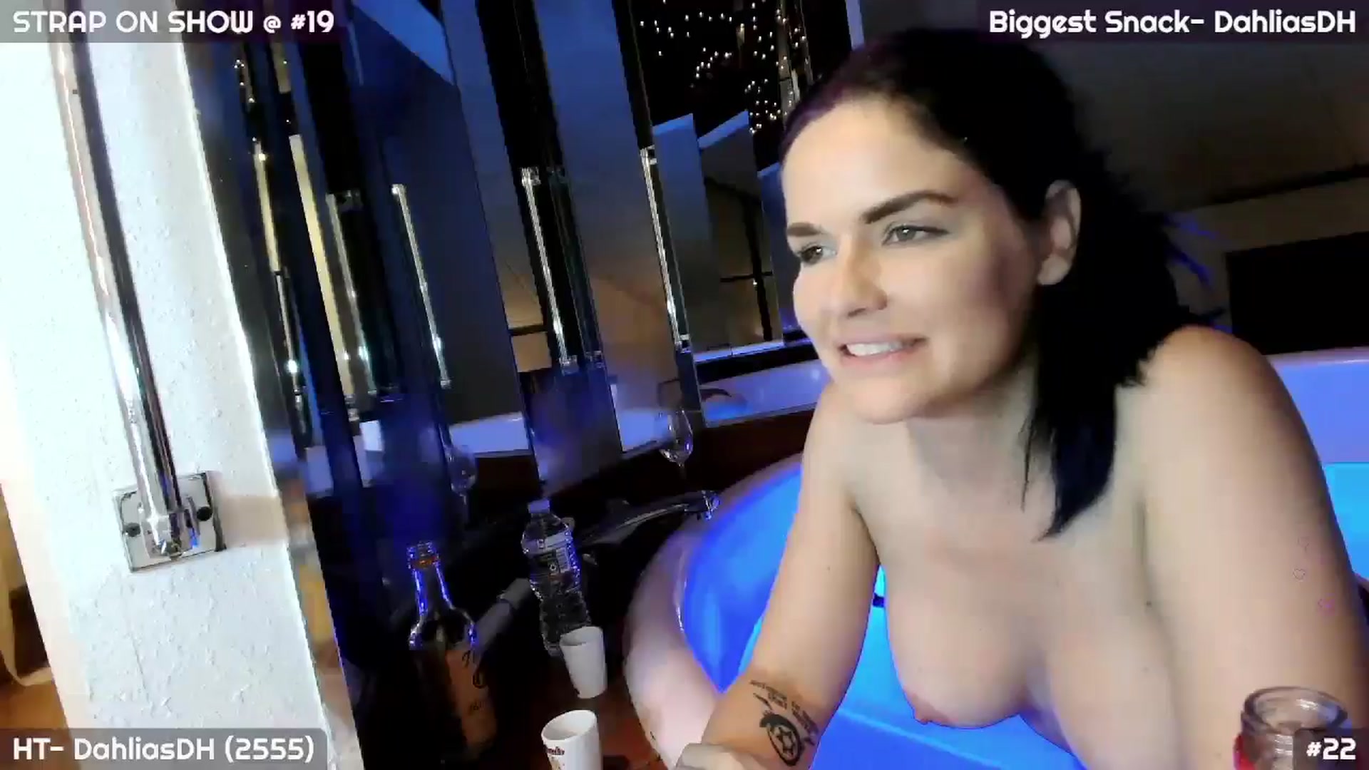 Gallery image thumbnail from MollySnacks's myfreecams stream on, 07/24/2025, 05:15 image 6 of 20