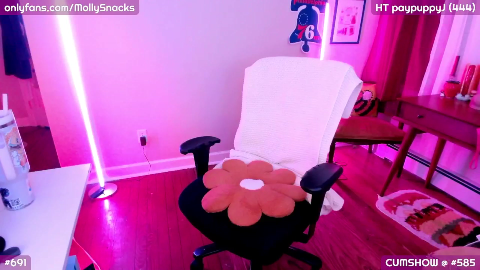 Gallery image thumbnail from MollySnacks's myfreecams stream on, 09/13/2025, 05:40 image 16 of 20
