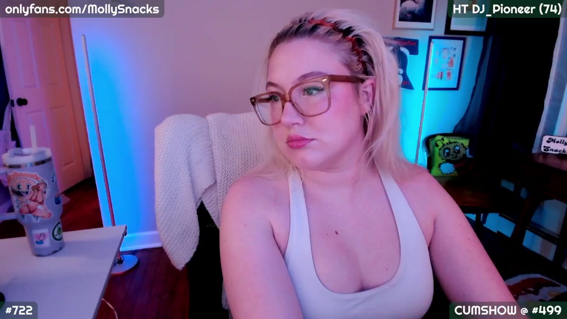 Gallery image thumbnail from MollySnacks's myfreecams stream on, 09/19/2025, 02:09 image 7 of 20