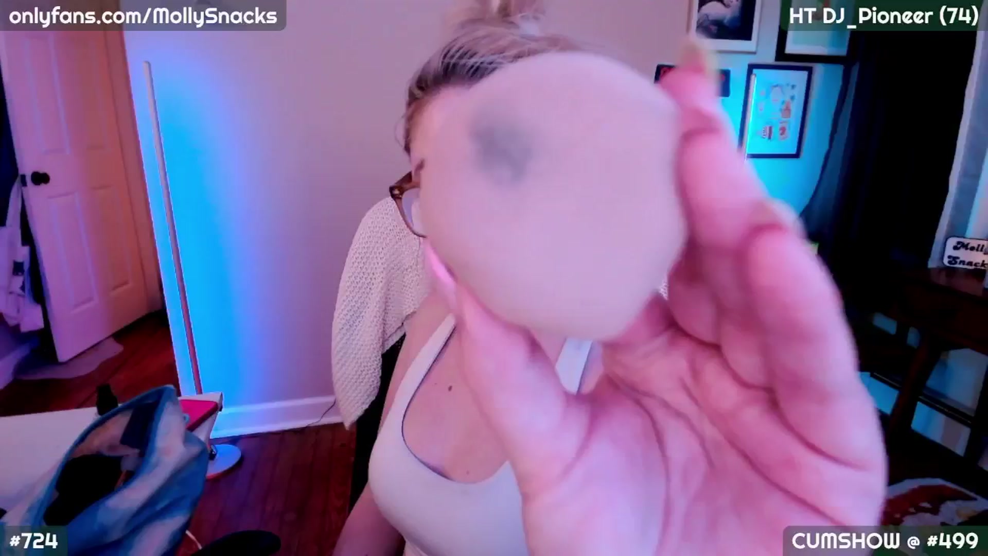 Gallery image thumbnail from MollySnacks's myfreecams stream on, 09/19/2025, 02:09 image 1 of 20