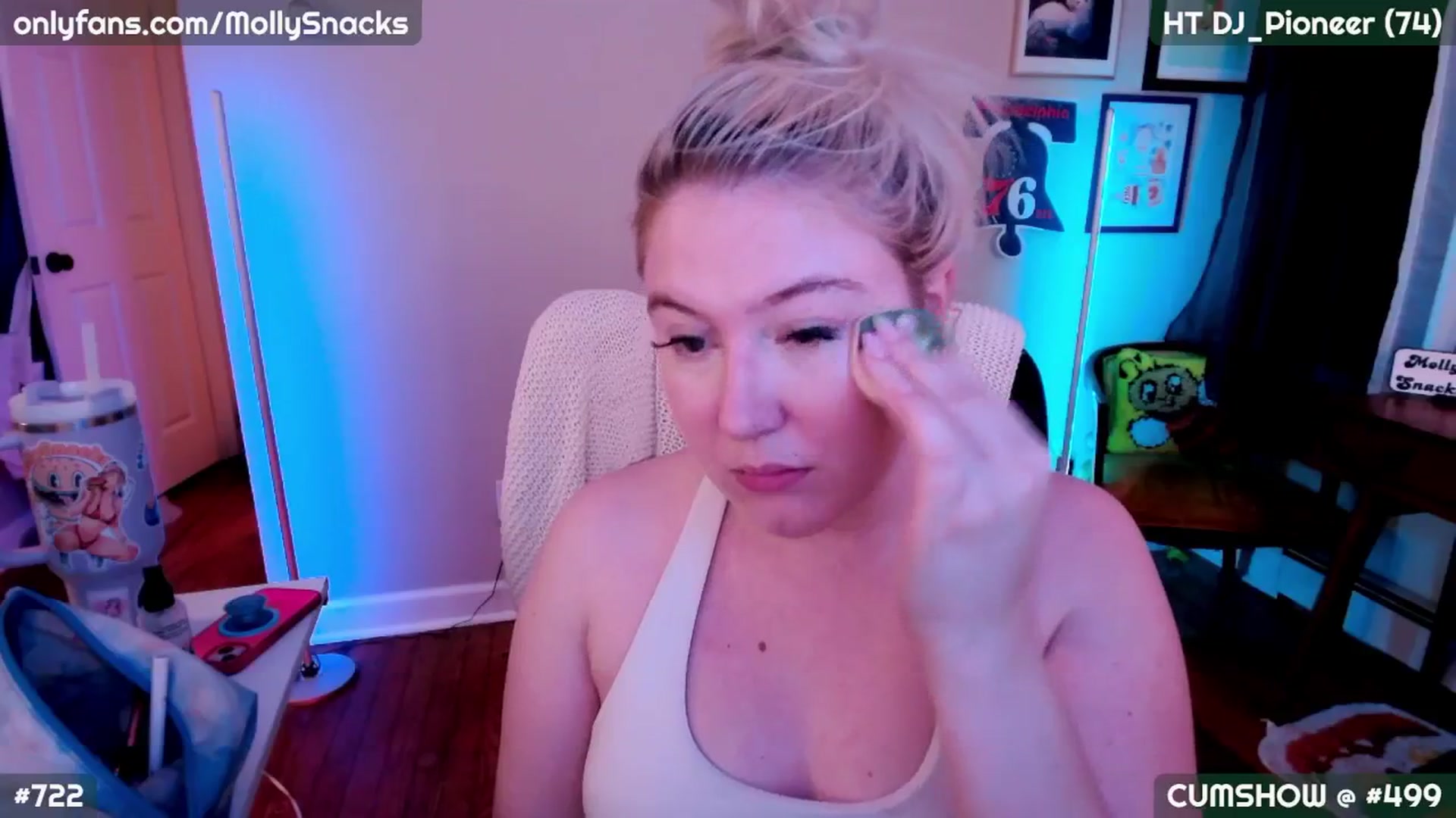 Gallery image thumbnail from MollySnacks's myfreecams stream on, 09/19/2025, 02:09 image 2 of 20
